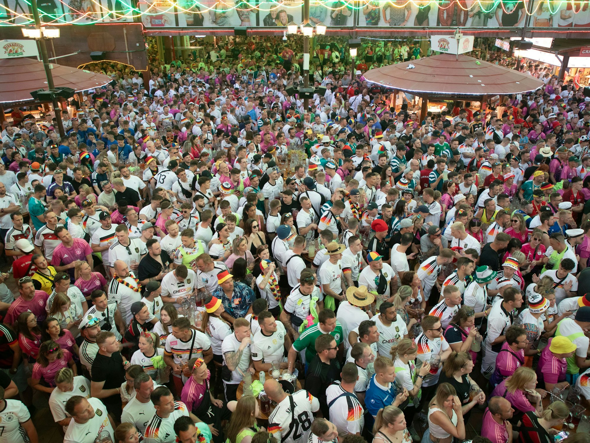 Fans der deutschen Nationalmannschaft fiebern auf Mallorca mit.