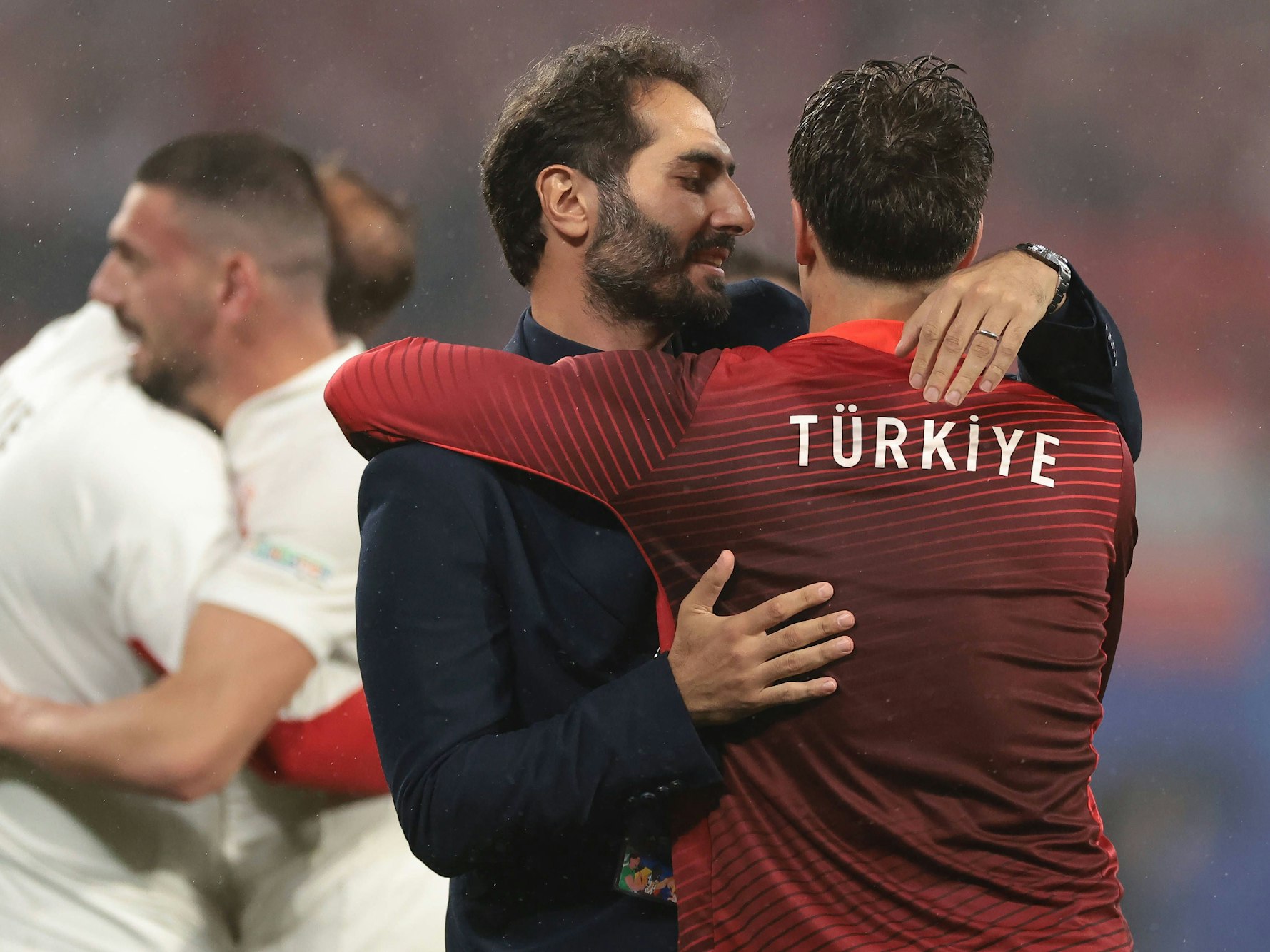 Hamit Altintop umarmt Kenan Ylidiz.