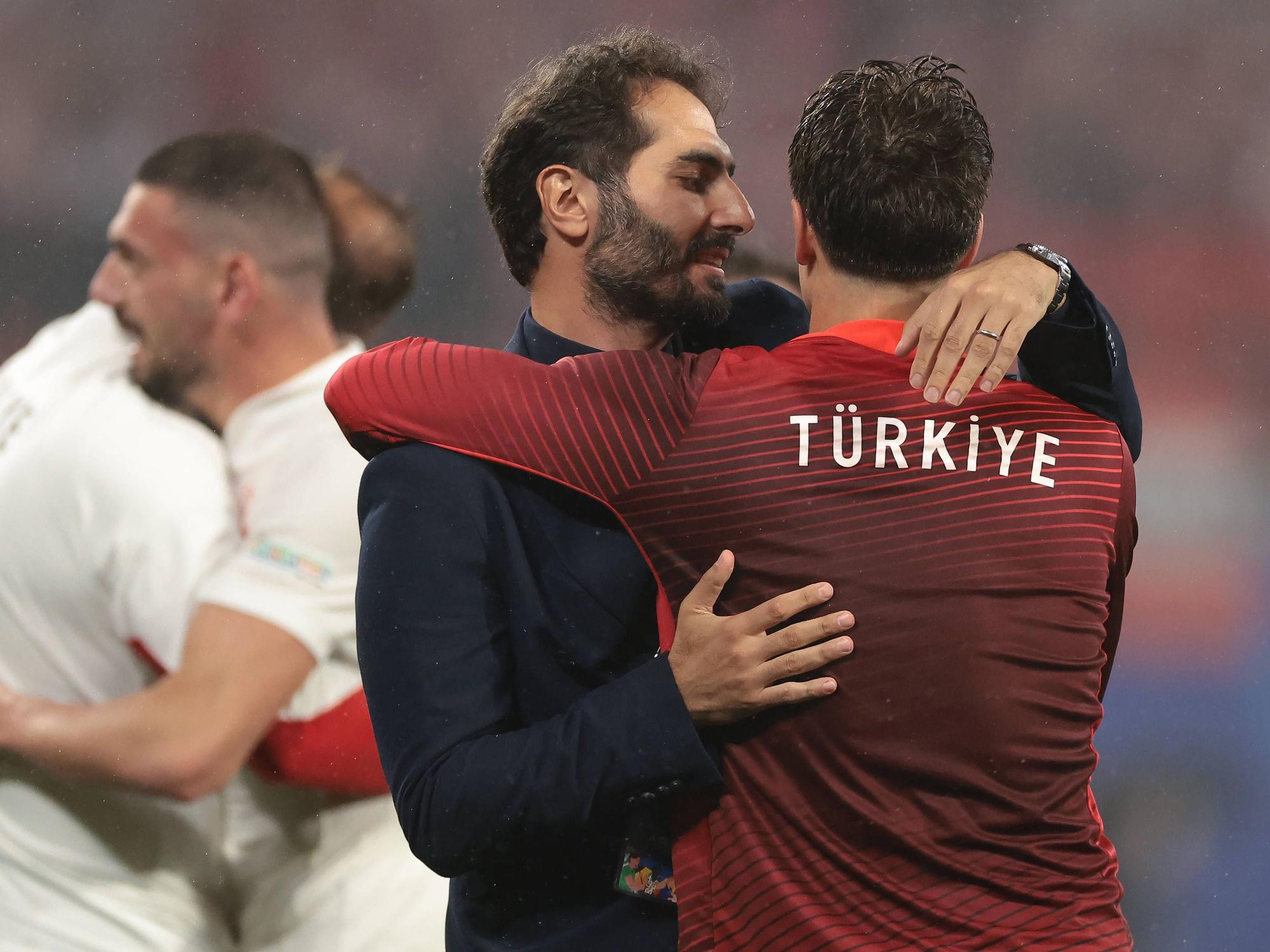 Hamit Altintop umarmt Kenan Ylidiz.