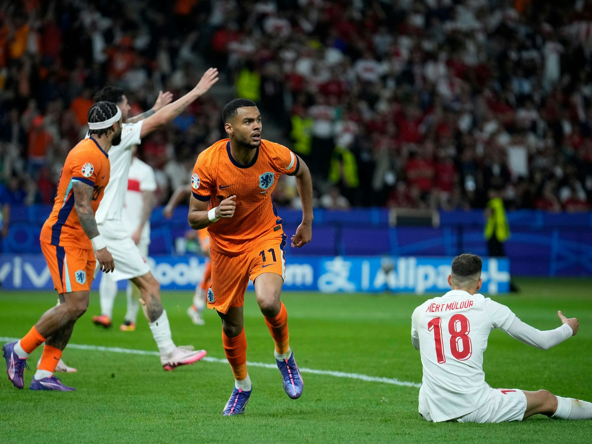 Cody Gakpo jubelt über seinen Siegtreffer für die Niederlande gegen die Türkei. (Foto: 6. Juli 2024)