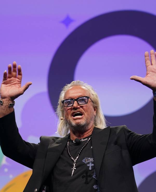 Robert Geiss, Unternehmer und TV-Reality-Star, steht auf der Bühne der Digital-Messe OMR in den Messehallen. Rund 70.000 Besucher werden am 9. und 10. Mai zum diesjährigen OMR Festival in Hamburg erwartet, einer der größten Marketing- und Digitalkonferenzen in Europa. +++ dpa-Bildfunk +++
