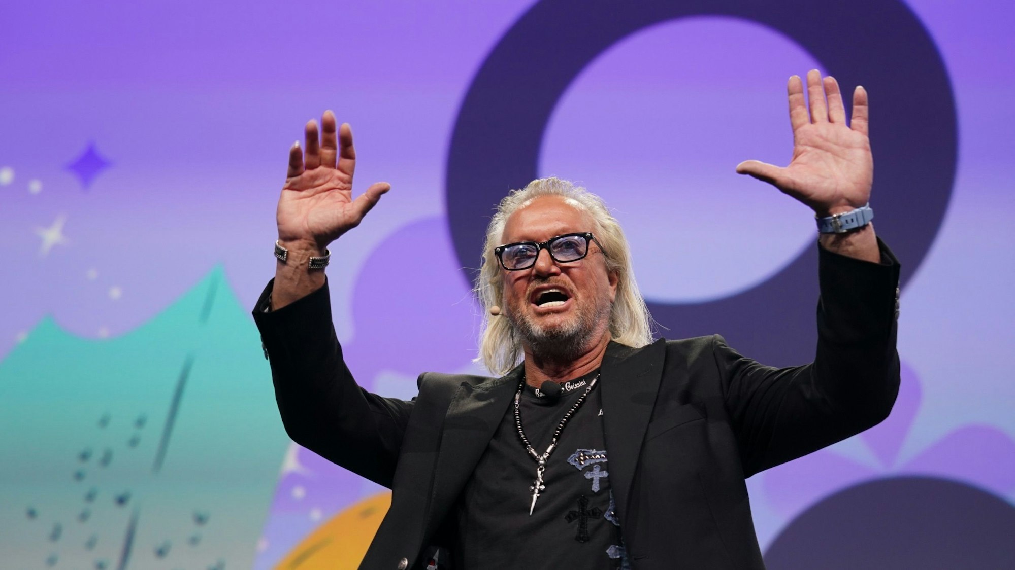 Robert Geiss, Unternehmer und TV-Reality-Star, steht auf der Bühne der Digital-Messe OMR in den Messehallen. Rund 70.000 Besucher werden am 9. und 10. Mai zum diesjährigen OMR Festival in Hamburg erwartet, einer der größten Marketing- und Digitalkonferenzen in Europa. +++ dpa-Bildfunk +++