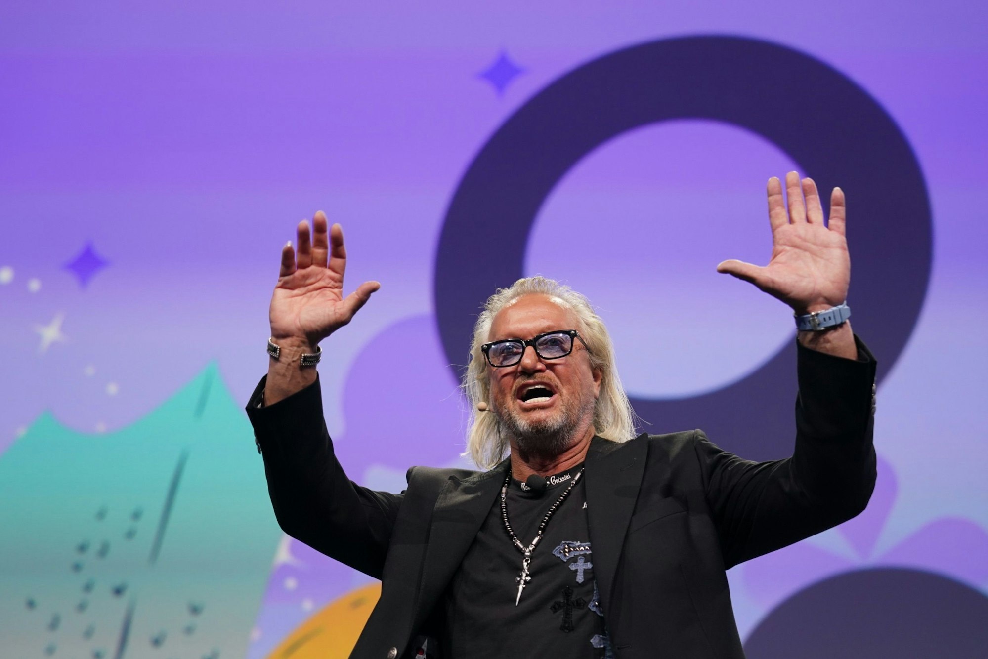 Robert Geiss, Unternehmer und TV-Reality-Star, steht auf der Bühne der Digital-Messe OMR in den Messehallen.