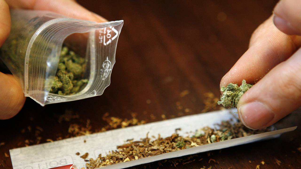 Ein Mann dreht sich einen Joint mit Marihuana (Symbolfoto).