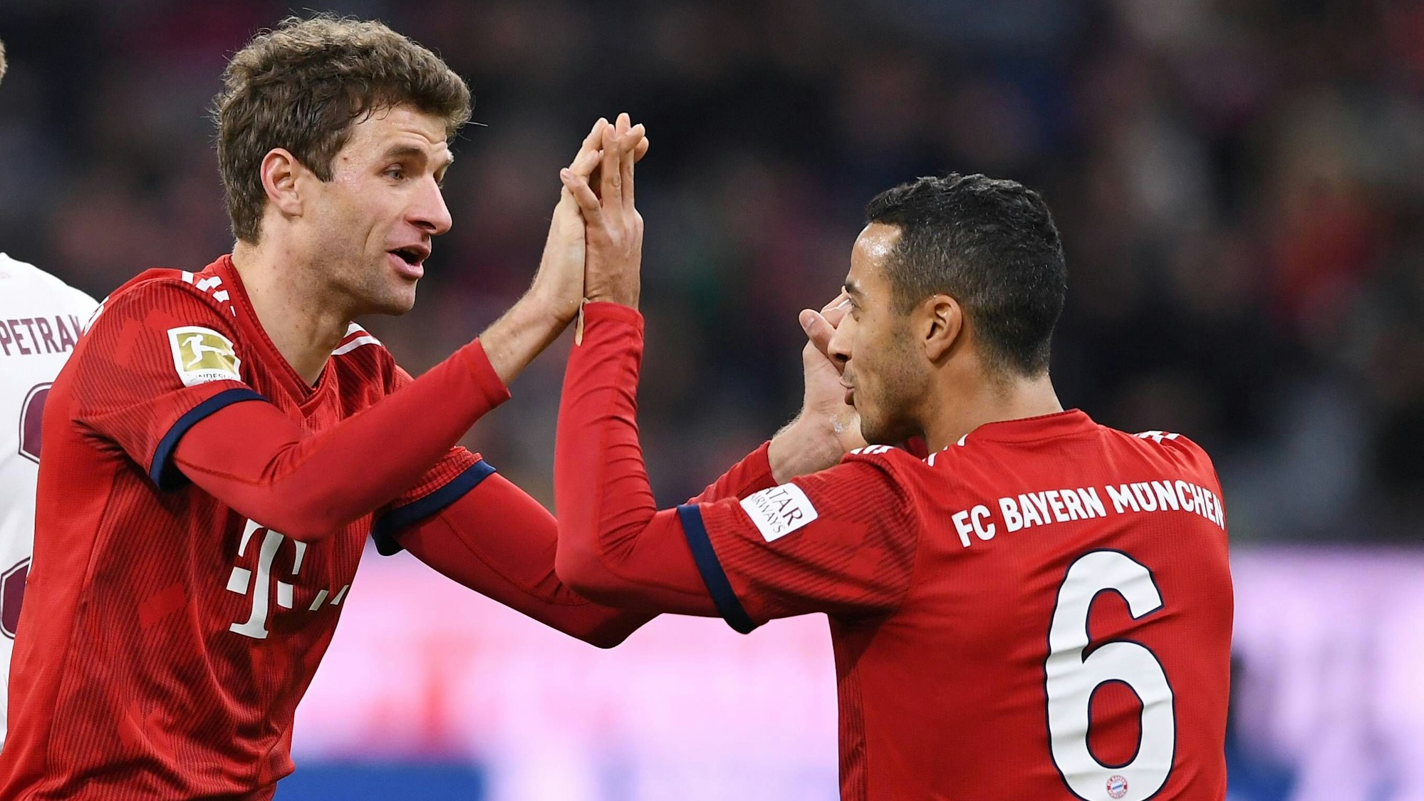 Thomas Müller und Thiago Alcantara jubeln über den Sieg gegen den 1. FC Nürnberg.
