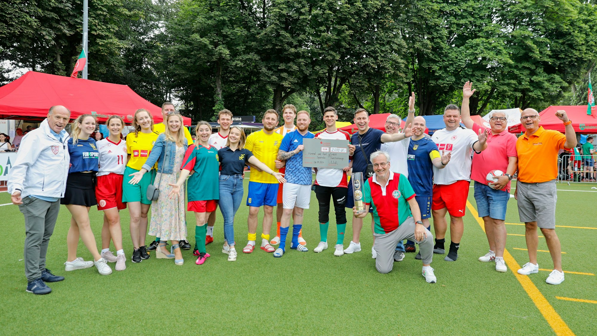 In diesem Jahr ging die Spende an die Kinder- und Jugendhilfe „himmel & ääd“. Überreicht wurde der Scheck in Höhe von 2000 Euro u.a. vom Altstädter-Präsidenten Hans Kölschbach (vorne kniend), Ex-Prinz der Session 2024 Sascha Klupsch (6.v.r.) und Ex-Jungfrau Friedrich Klupsch (5.v.r.)