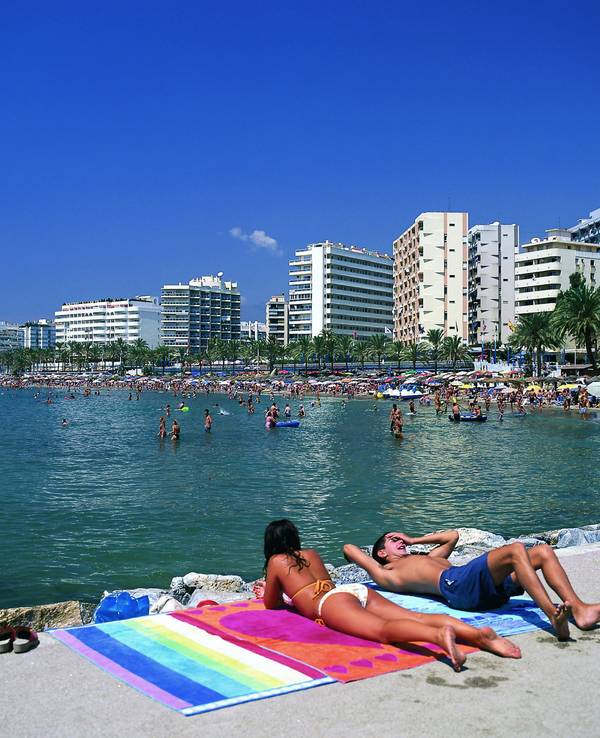 In Marbella türmen sich gesichtslose Hochhäuser hinter dem Strand.