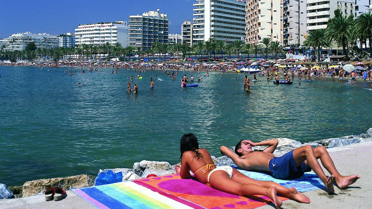 In Marbella türmen sich gesichtslose Hochhäuser hinter dem Strand.