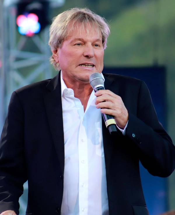 Bernhard Brink singt auf der Bühne.