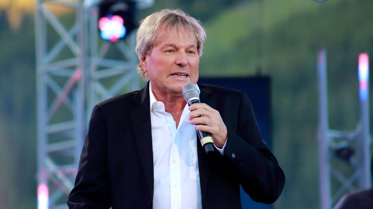 Bernhard Brink singt auf der Bühne.