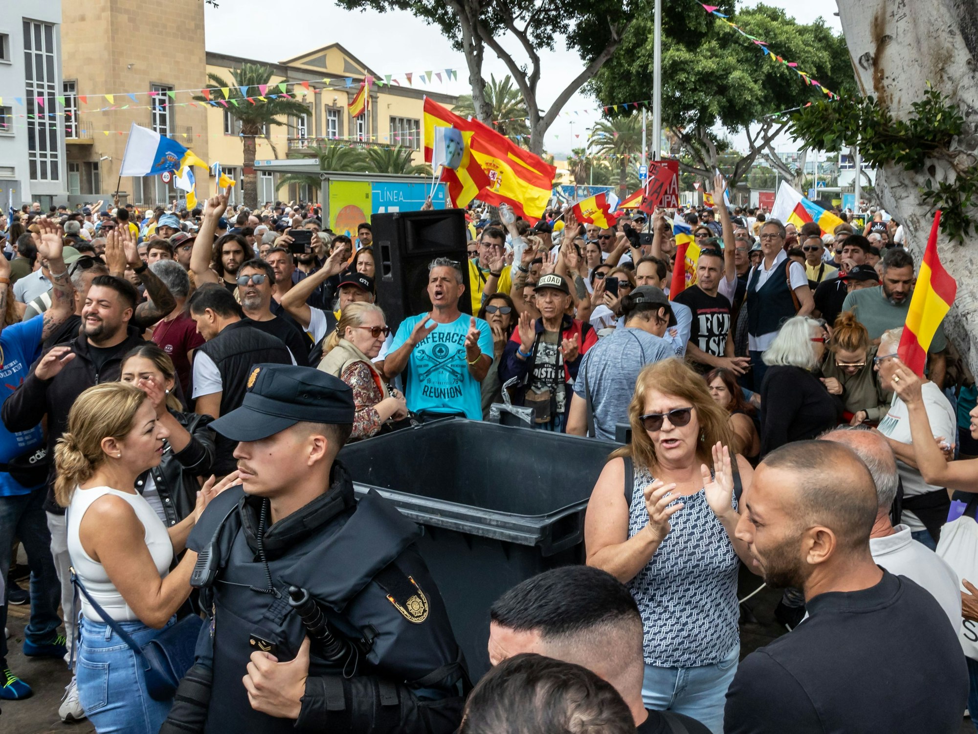 Menschen auf den Kanaren (hier in Las Palmas auf Gran Canaria) nehmen am 6. Juli 2024 an einer umstrittenen Demonstration gegen Einwanderung teil. Die Zahl der Flüchtlinge und Migranten aus Afrika, die auf den Kanaren landen, ist in letzter Zeit dramatisch angestiegen.
