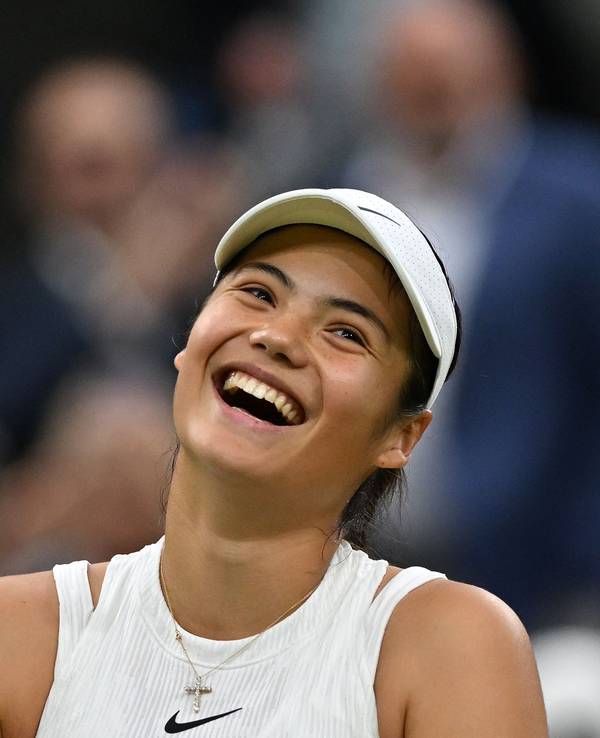 Emma Raducanu lächelt nach dem Einzug ins Achtelfinale.