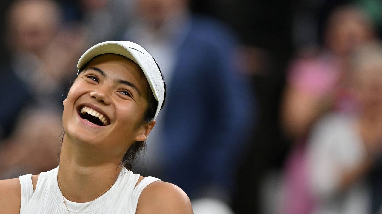Emma Raducanu lächelt nach dem Einzug ins Achtelfinale.