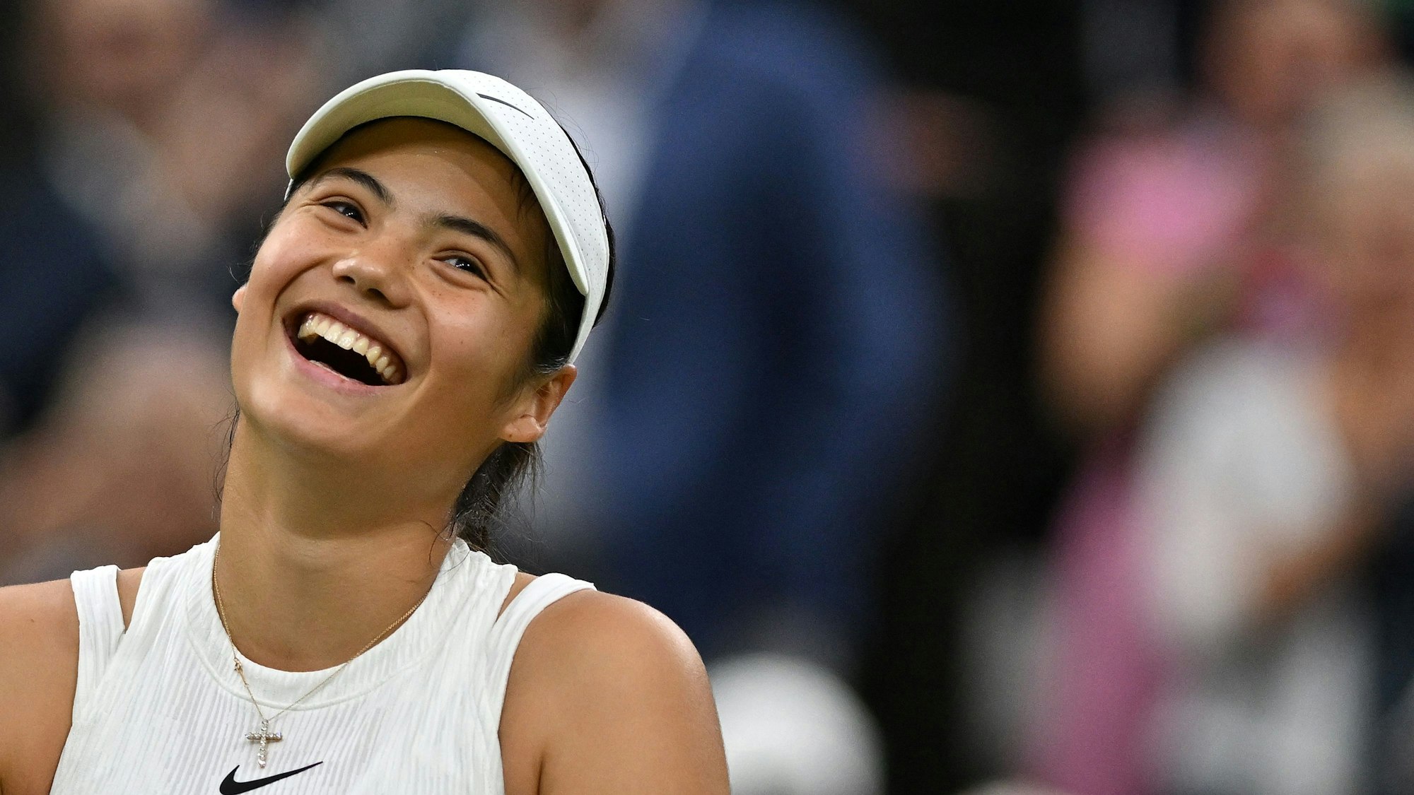 Emma Raducanu lächelt nach dem Einzug ins Achtelfinale.