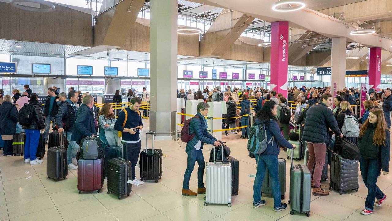 Am Flughafen checken viele Reisende zu ihrem Flug in den Urlaub ein.