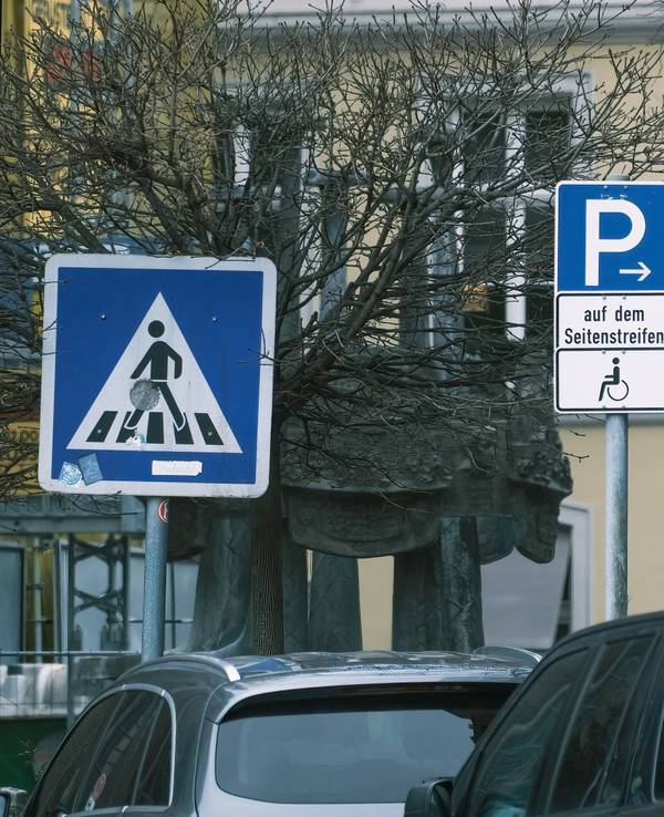 Behindertenparkplatz-Schilder sind in einer Düsseldorfer Straße zu sehen.