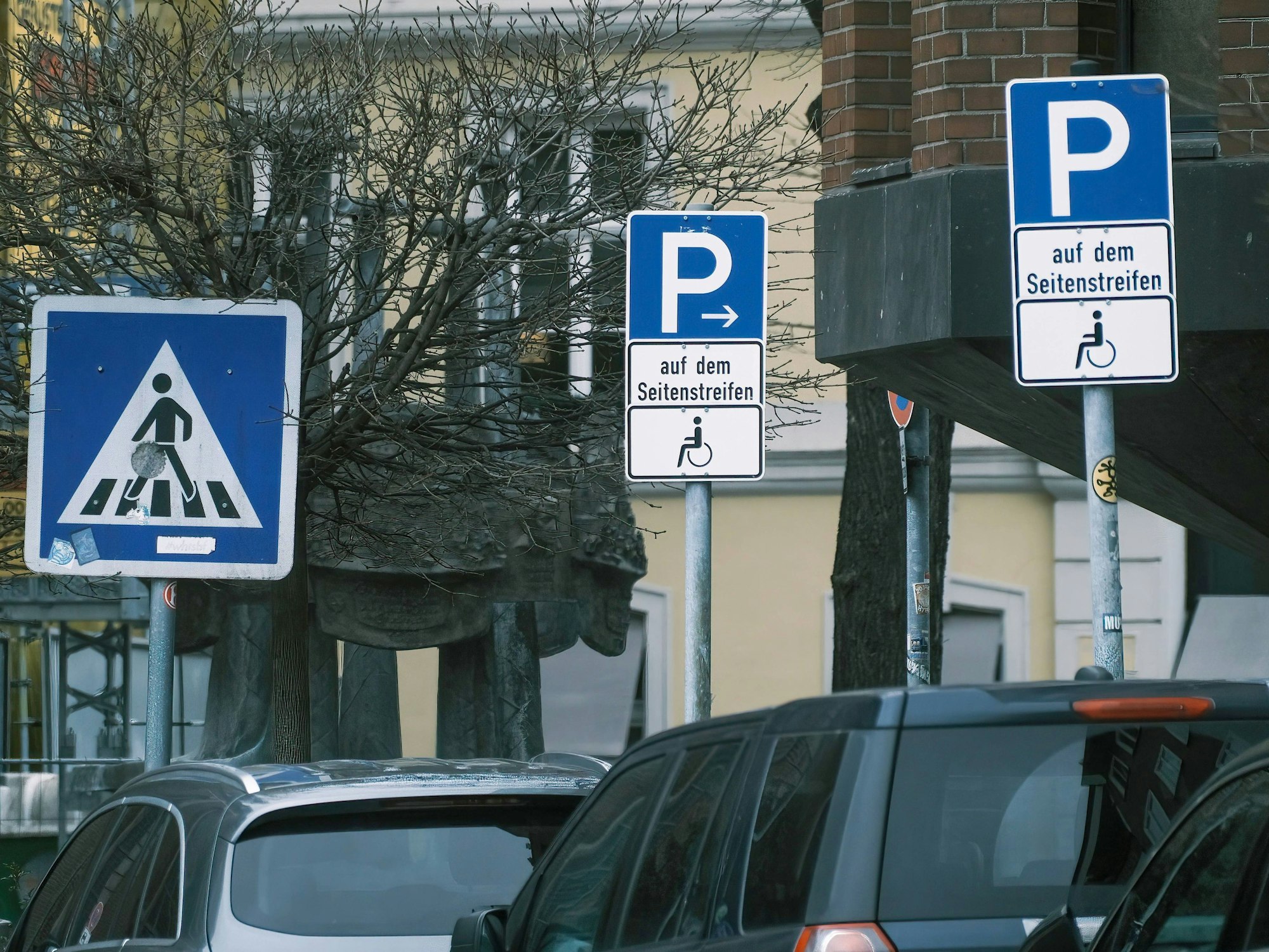 Behindertenparkplatz-Schilder sind in einer Düsseldorfer Straße zu sehen.
