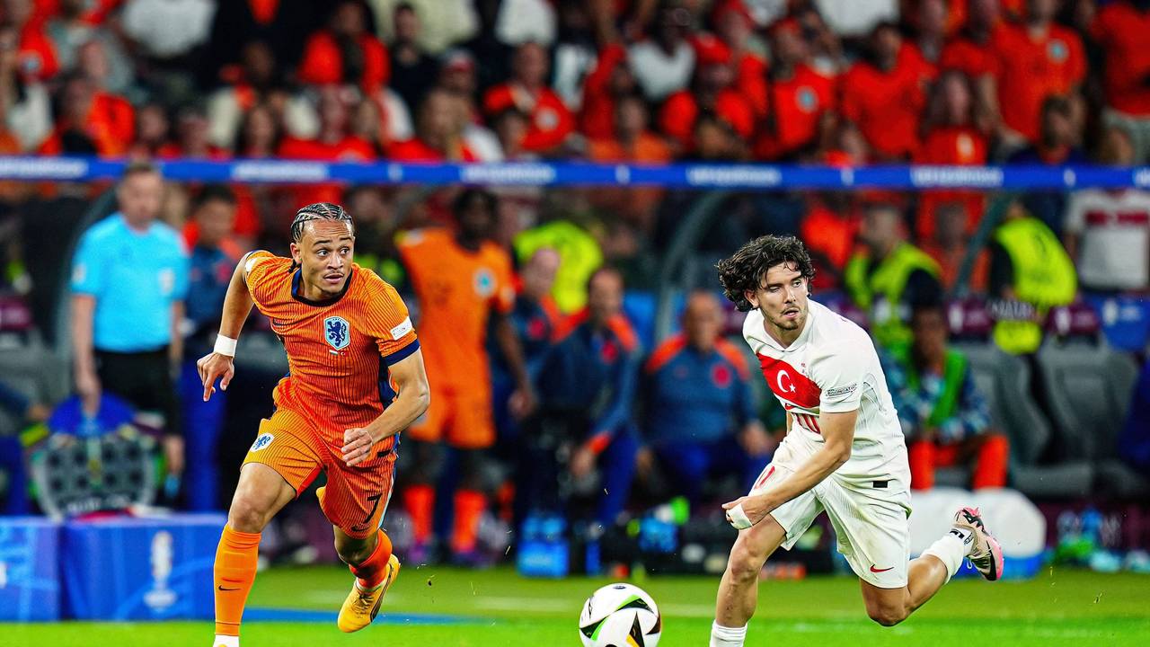Xavi Simons (l.) und Ferdi Kadioglu im Laufduell.