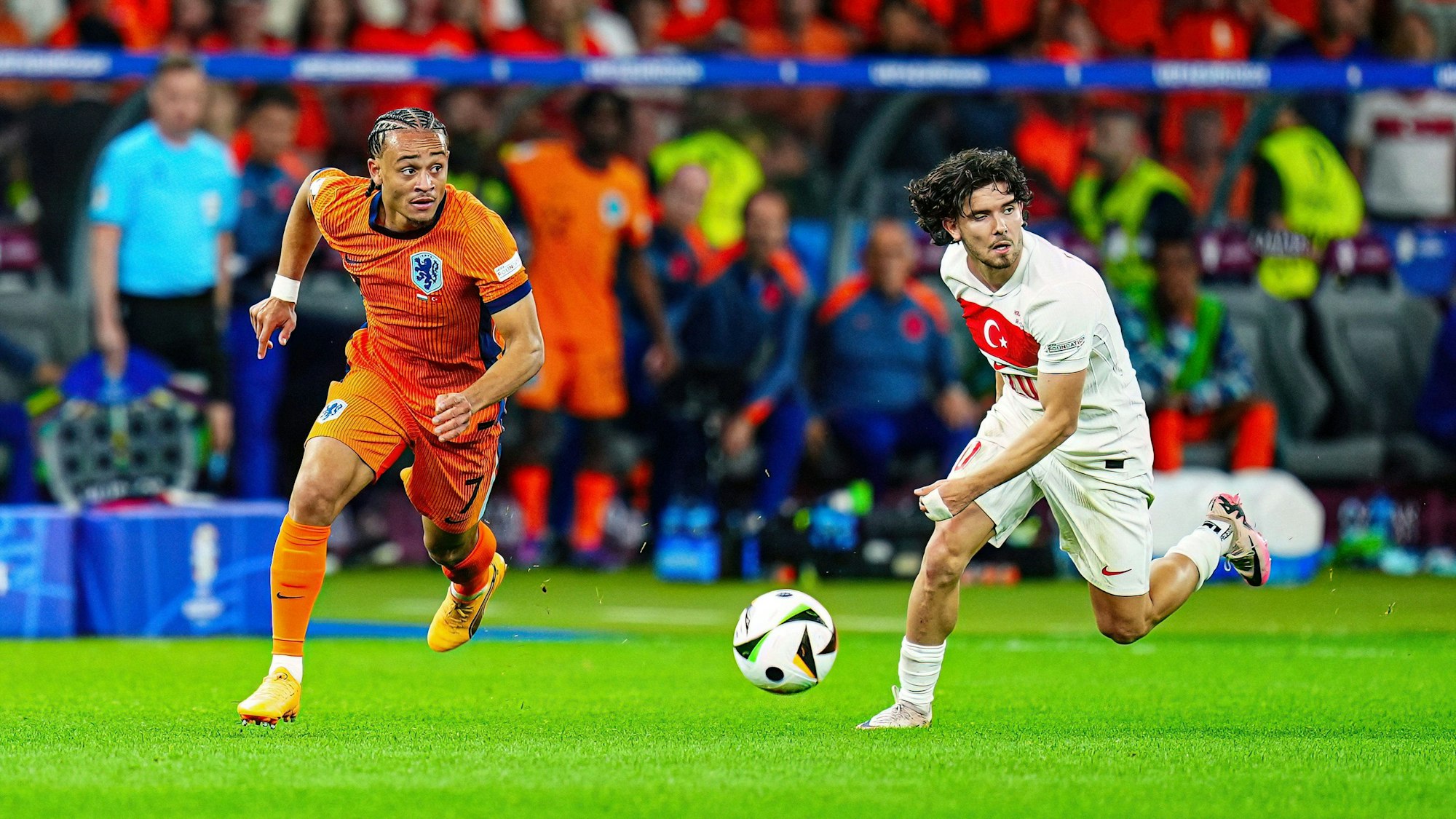 Xavi Simons (l.) und Ferdi Kadioglu im Laufduell.