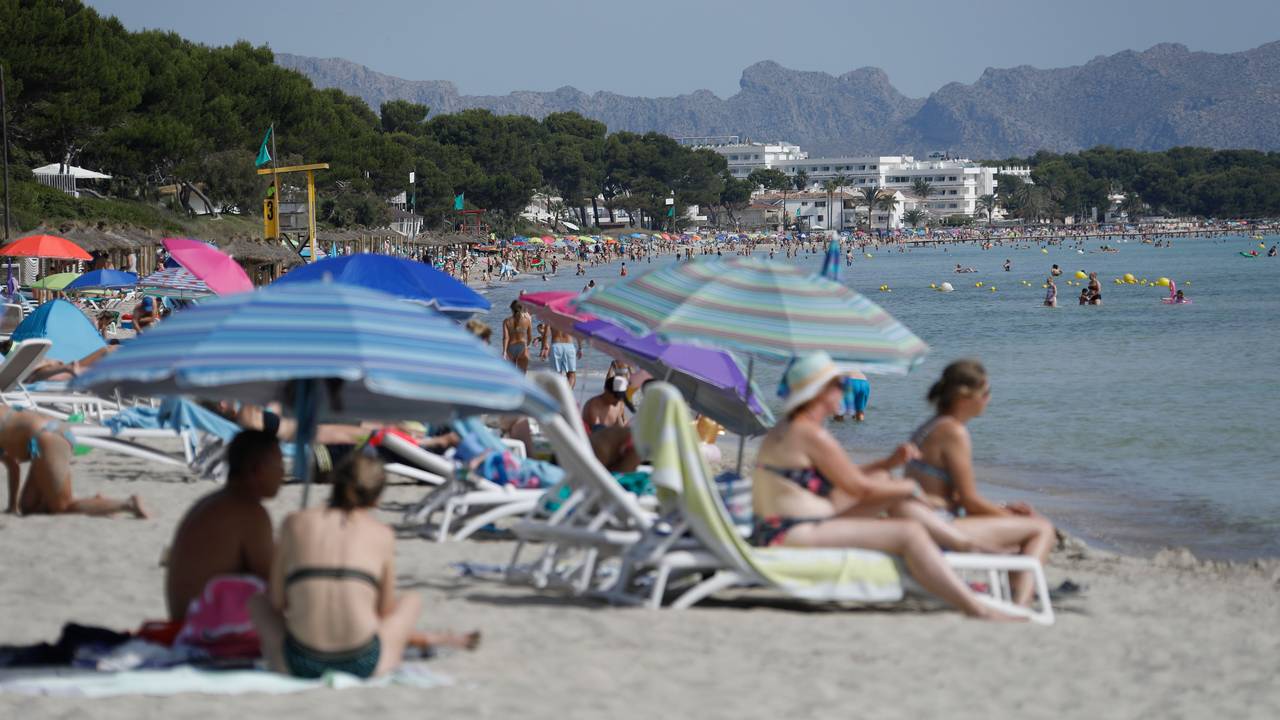 Viele Menschen genießen Sonne, Sand und Meer am Strand „Playa de Muro“ im Norden von Mallorca.