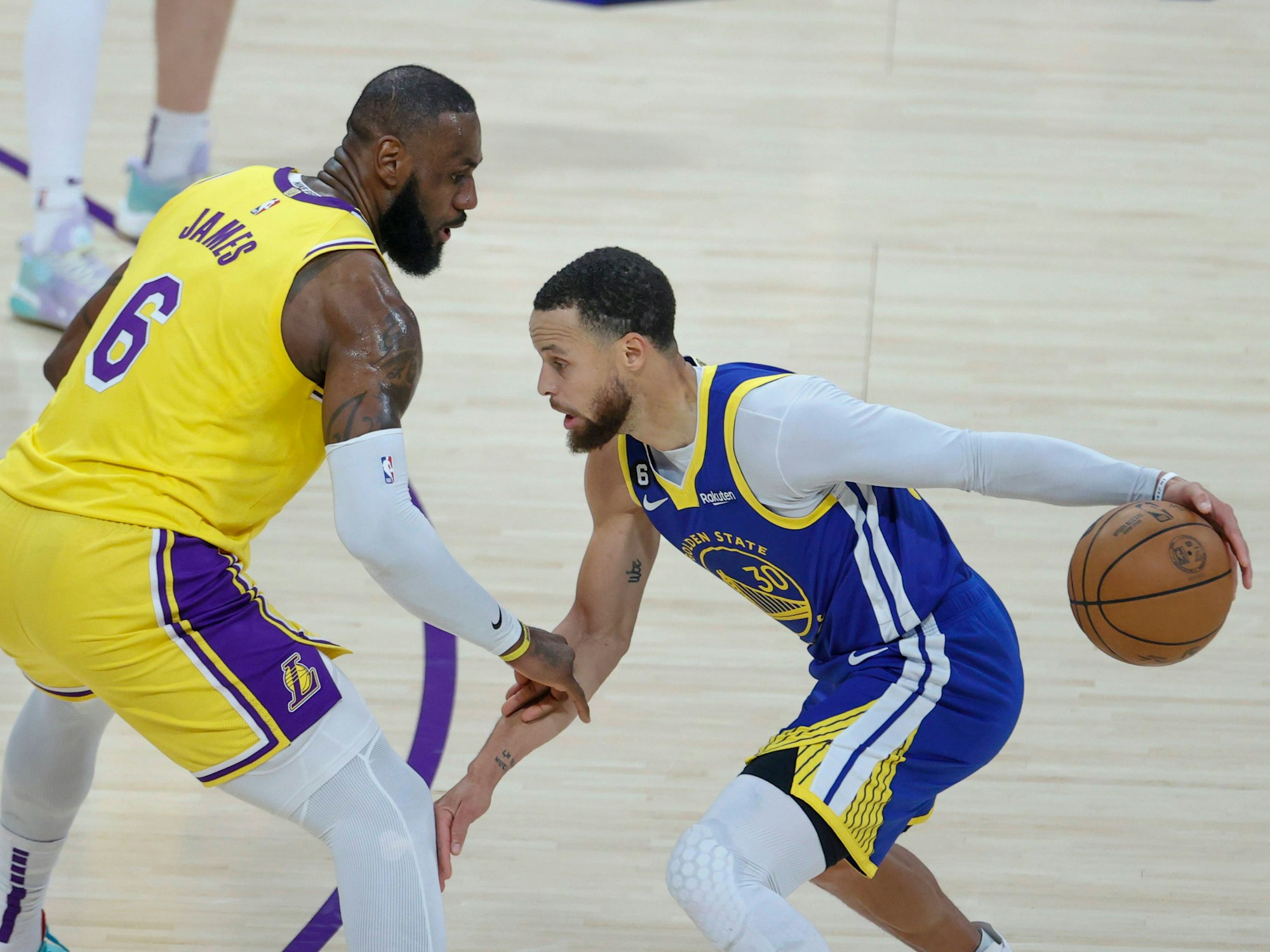 Steph Curry im Duell mit LeBron James.