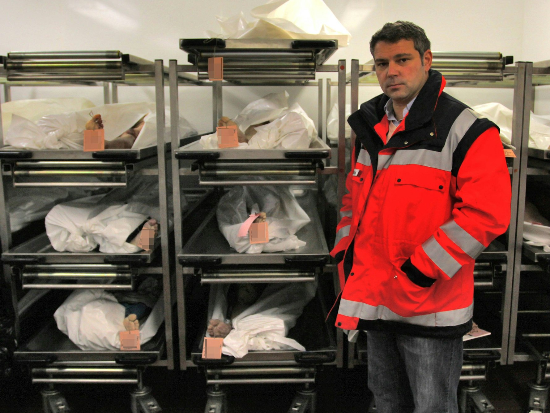 Prof. Dr. Michael Tsokos von der Gerichtsmedizin Berlin im Kühlraum mit Leichen