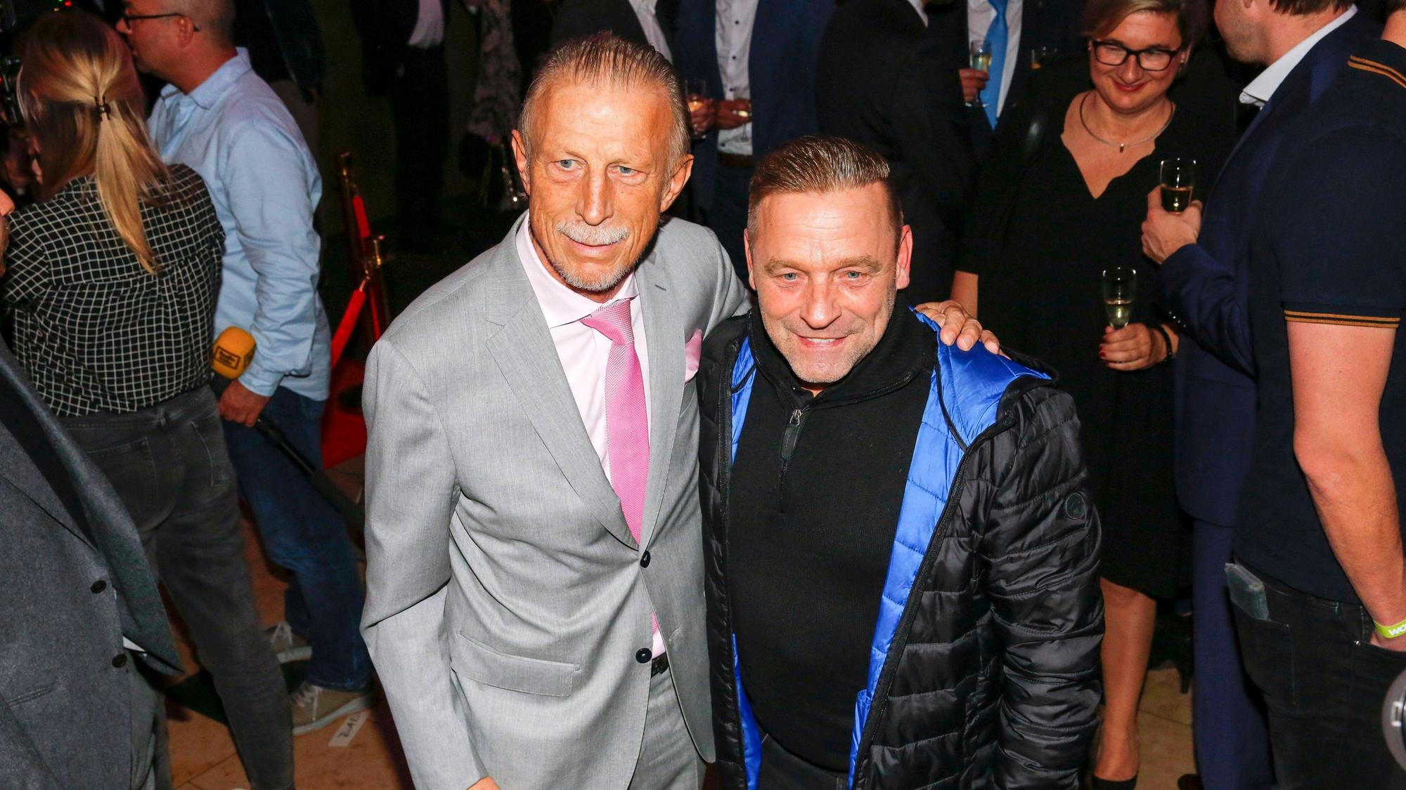 Christoph Daum und Thomas Häßler bei der Premiere des Sky-Dokumentarfilms „Daum – Triumphe & Skandale“.