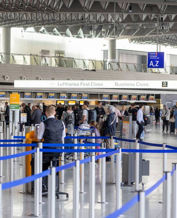 Fluggäste stehen an der Sicherheitskontrolle am Frankfurter Flughafen.