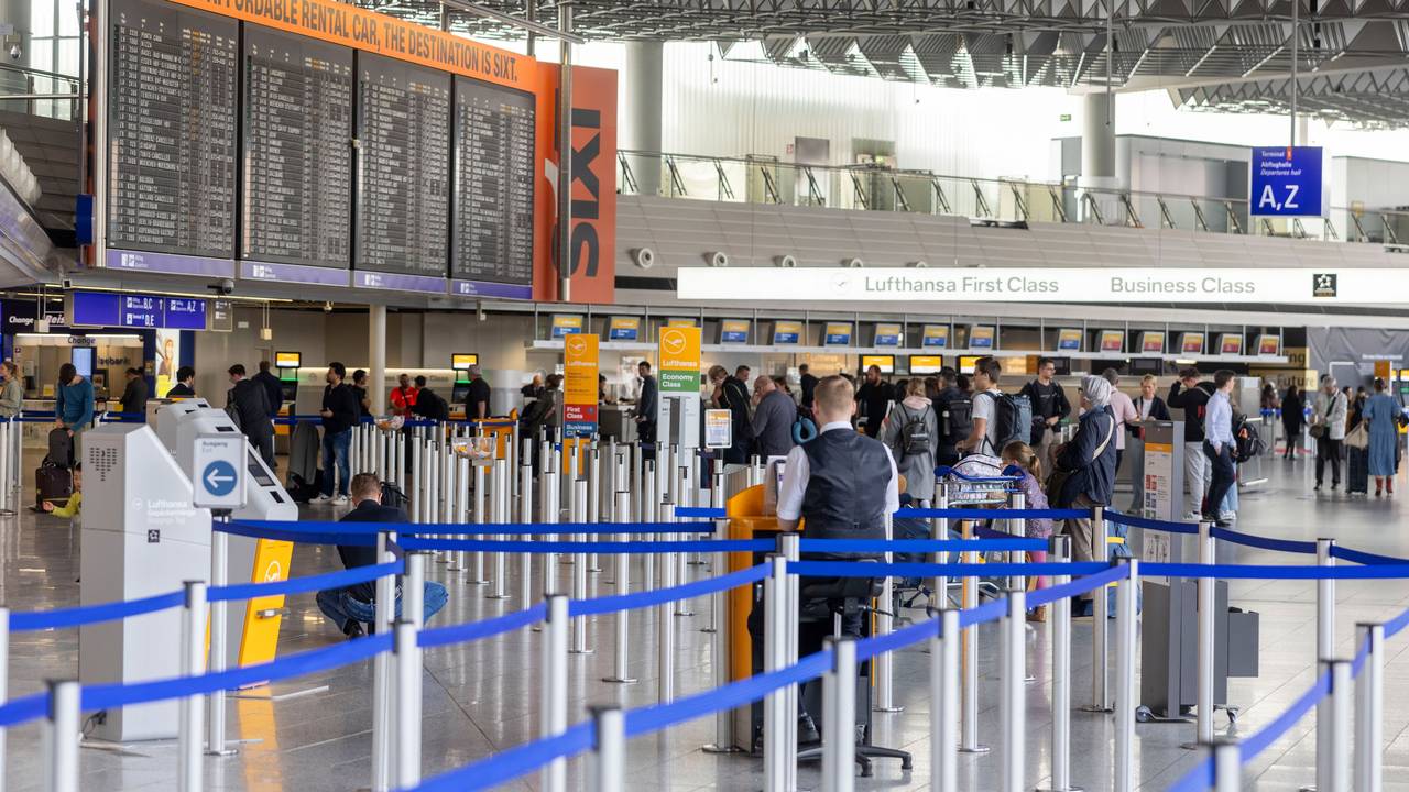 Fluggäste stehen an der Sicherheitskontrolle am Frankfurter Flughafen.