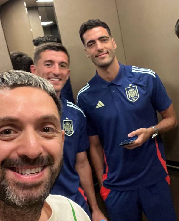 Der Düsseldorfer Friseur-Weltmeister Melih Benderlioglu (l.) posiert auf einem Instagram-Foto vom 1. Juli 2024 mit den spanischen Nationalspielern Dani Vivian, Mikel Merino und Fermín López (v.l.).