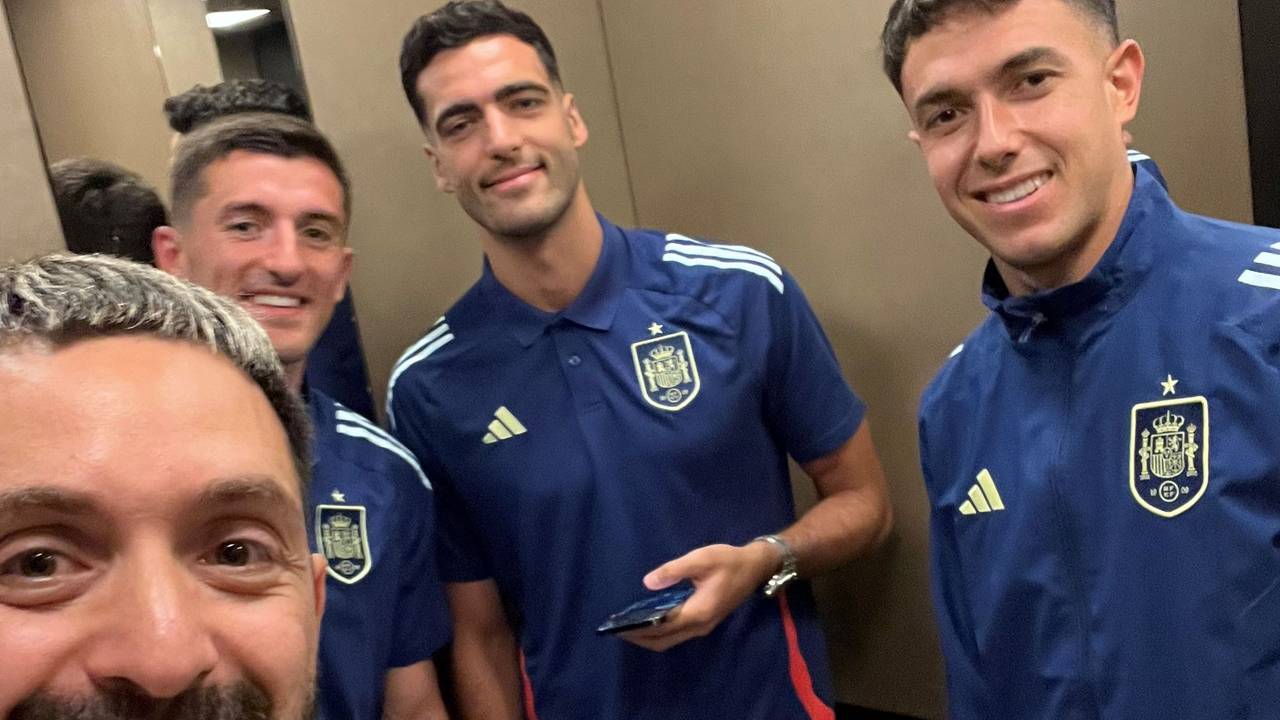Der Düsseldorfer Friseur-Weltmeister Melih Benderlioglu (l.) posiert auf einem Instagram-Foto vom 1. Juli 2024 mit den spanischen Nationalspielern Dani Vivian, Mikel Merino und Fermín López (v.l.).