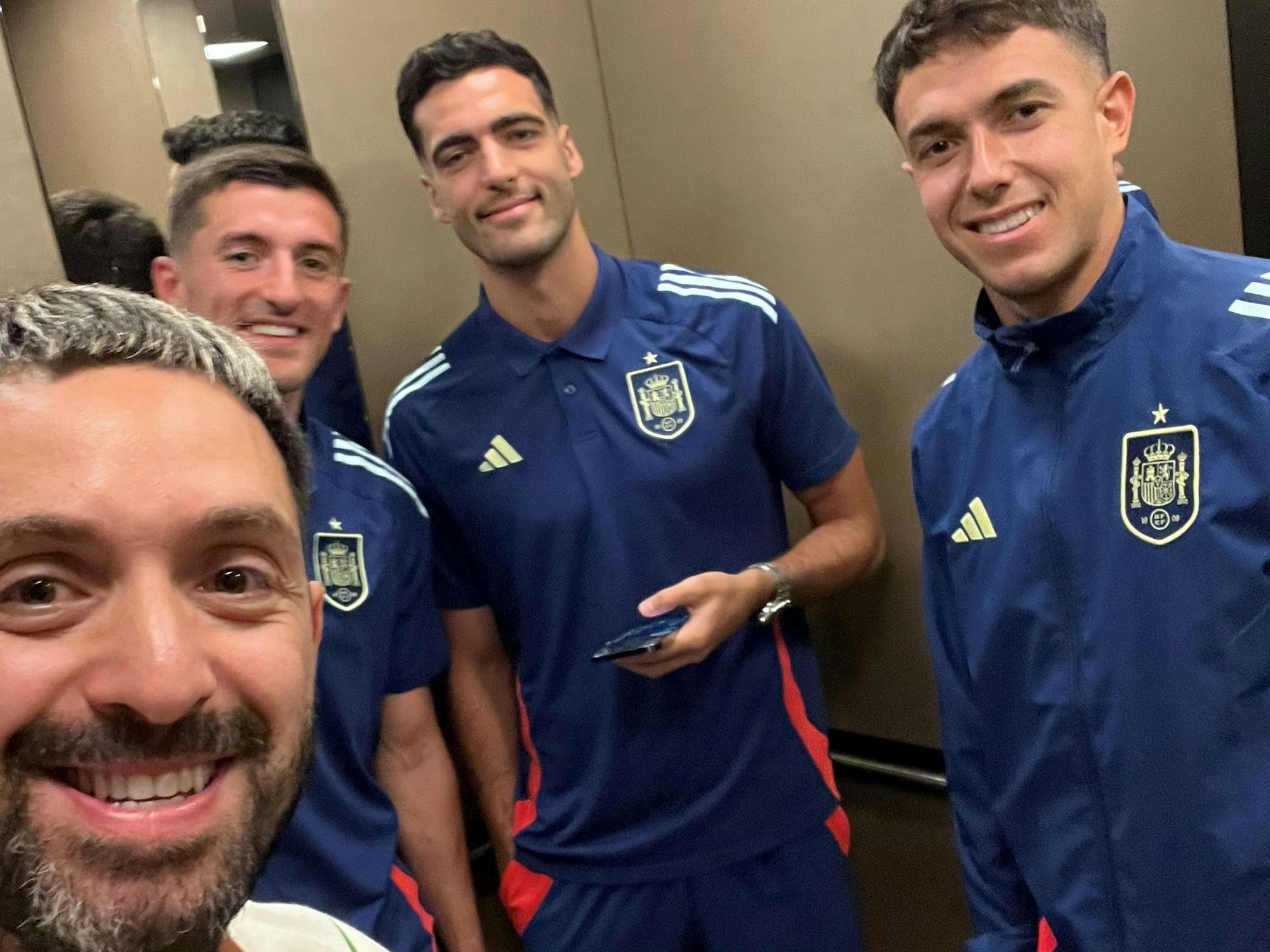 Der Düsseldorfer Friseur-Weltmeister Melih Benderlioglu (l.) posiert auf einem Instagram-Foto vom 1. Juli 2024 mit den spanischen Nationalspielern Dani Vivian, Mikel Merino und Fermín López (v.l.).