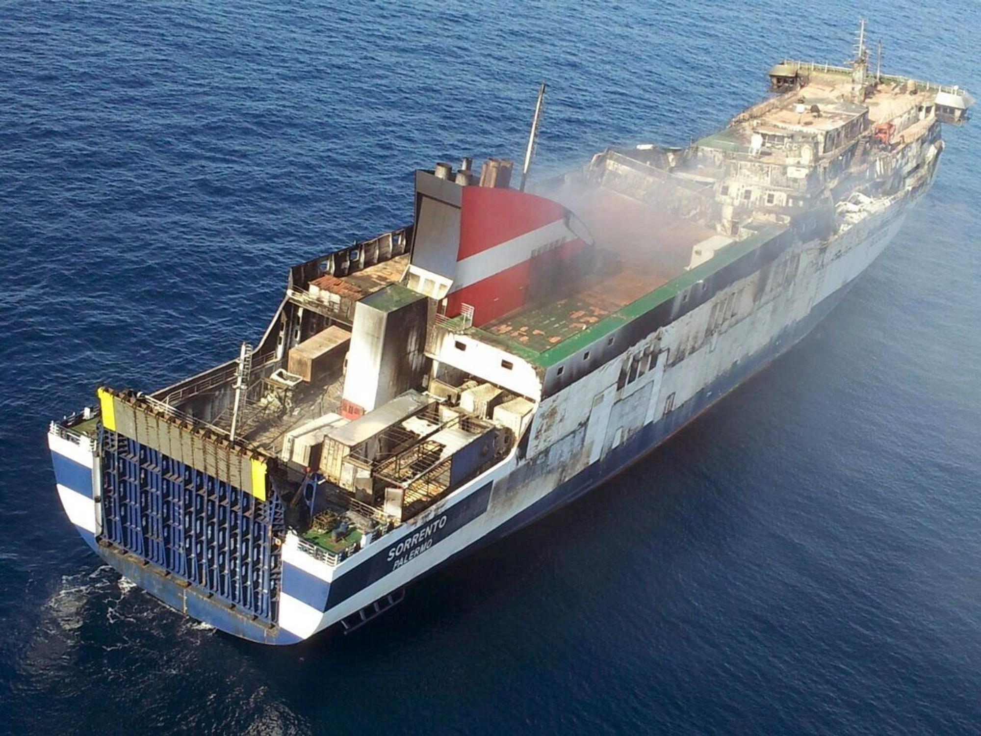 Die Fähre „Sorrento“ brannte im Jahr 2015 vollständig aus.