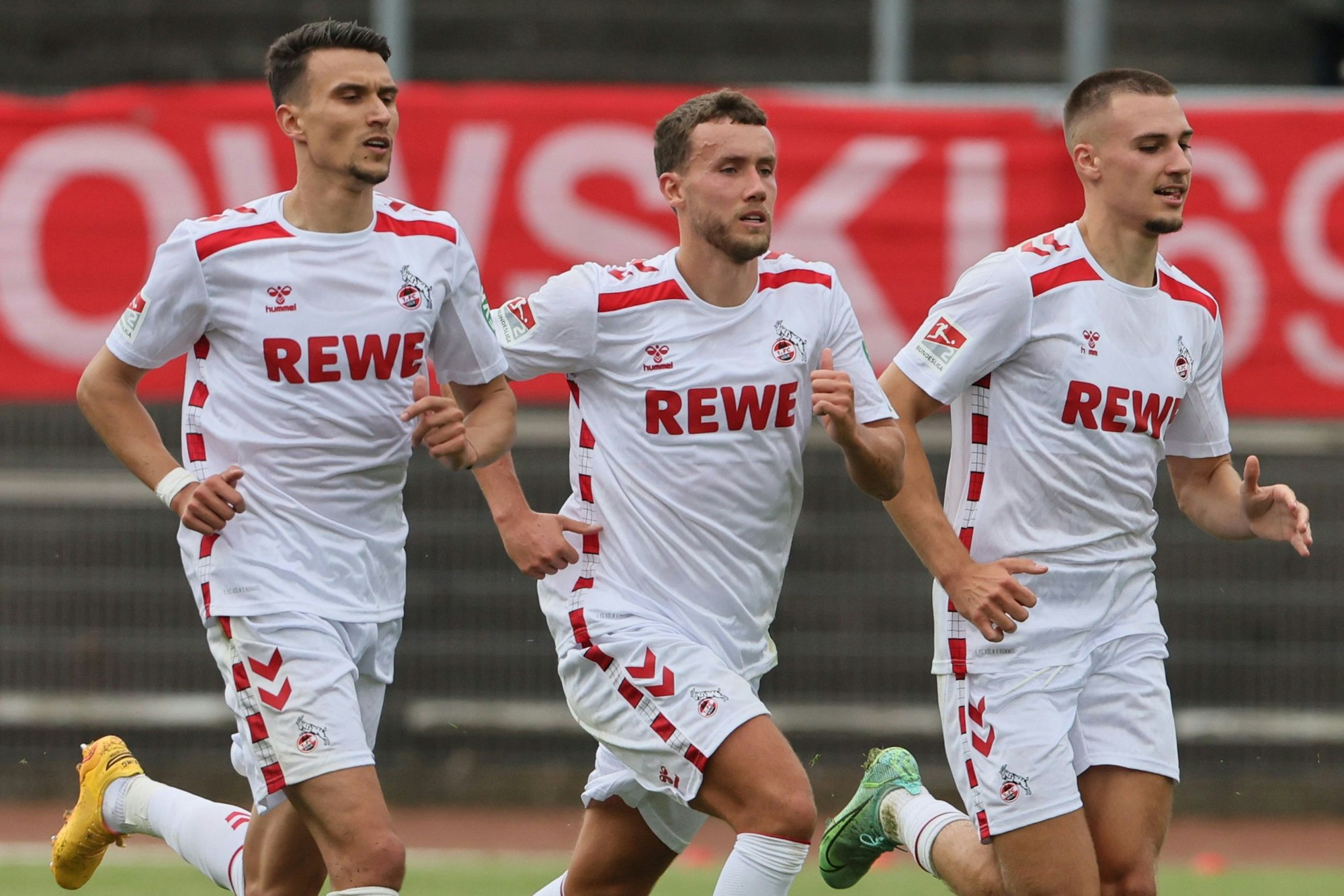 Testspiel im Leimbachstadion in Siegen, Sportfreunde Siegen (Oberliga Wetsfalen) gegen 1. FC Köln, von links: Dejan Ljubicic, Luca Waldschmidt, Tim Lemperle.