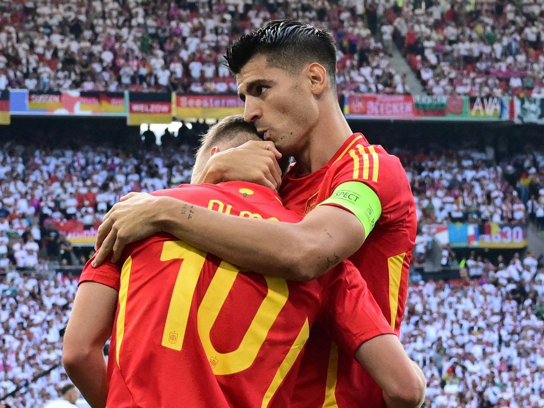 Álvaro Morata küsst seinen Teamkollegen Dani Olmo nach dessen Treffer gegen Deutschland auf den Hinterkopf.
