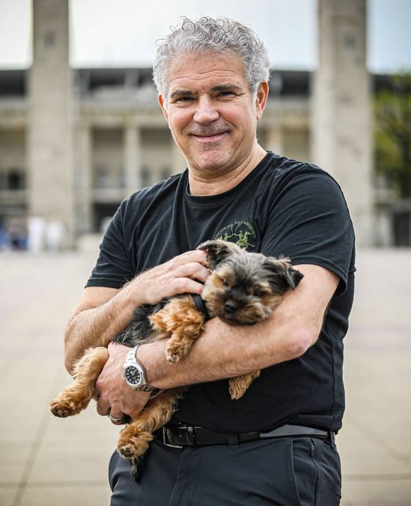 Rechtsmediziner Prof. Michael Tsokos mit Yorkie "Fidi"