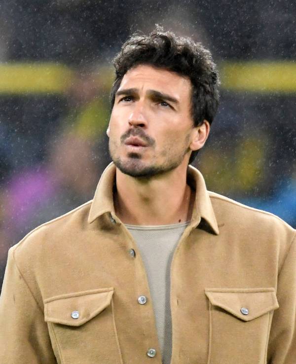 Der verletzte Dortmunder Abwehrspieler Mats Hummels kommt ins Stadion.