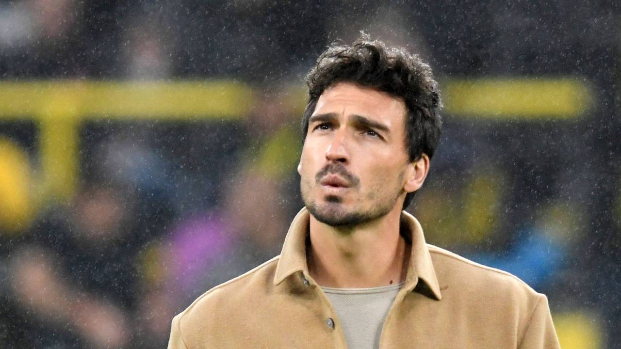 Der verletzte Dortmunder Abwehrspieler Mats Hummels kommt ins Stadion.