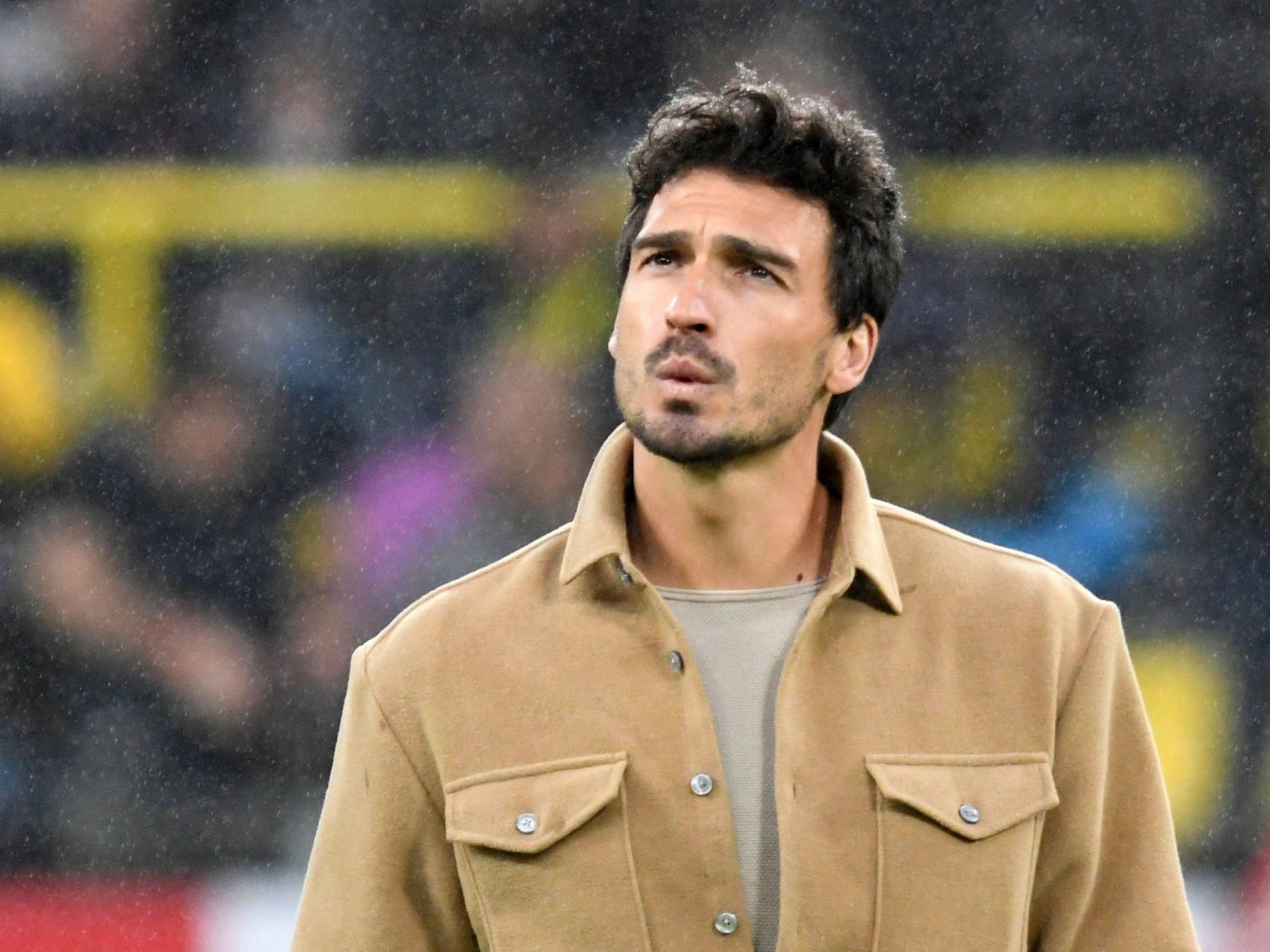 Der verletzte Dortmunder Abwehrspieler Mats Hummels kommt ins Stadion.
