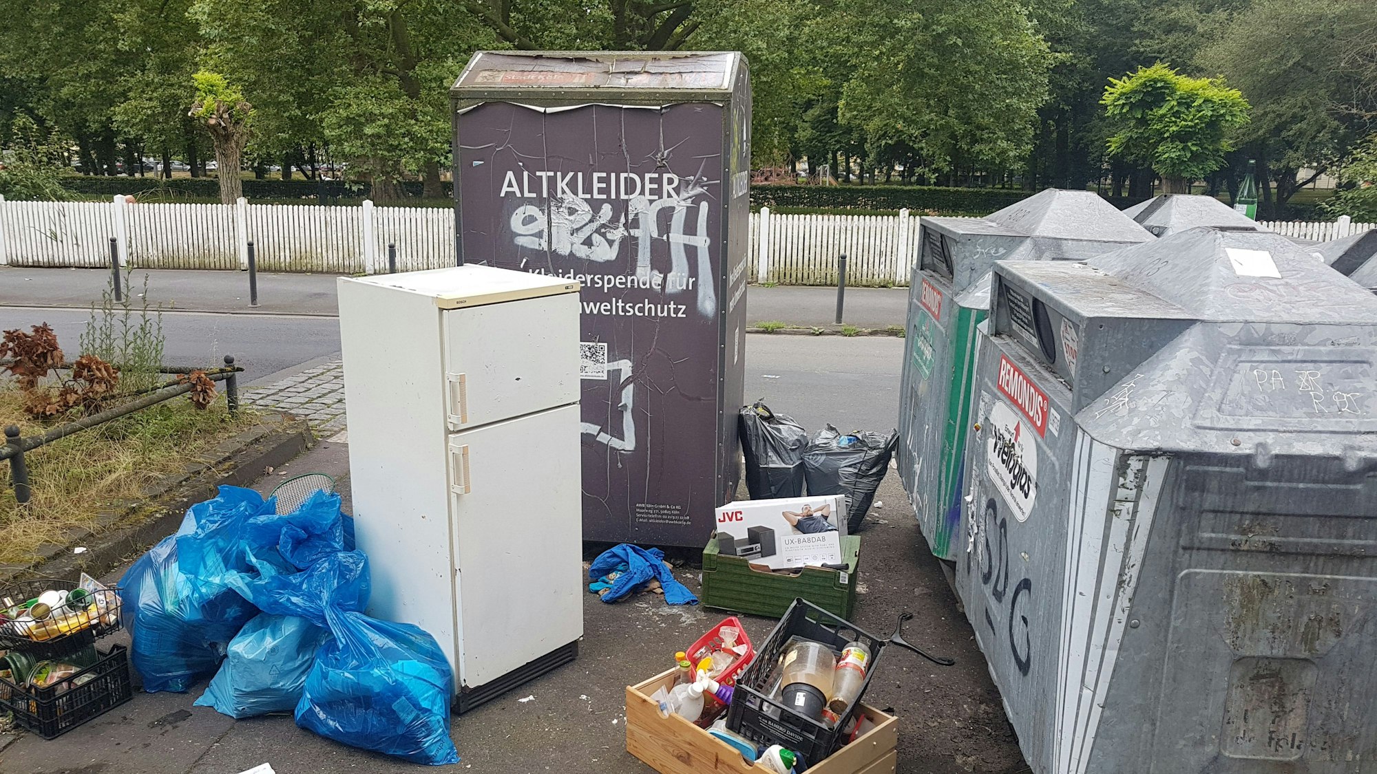 Ein Kühlschrank steht an der Straße