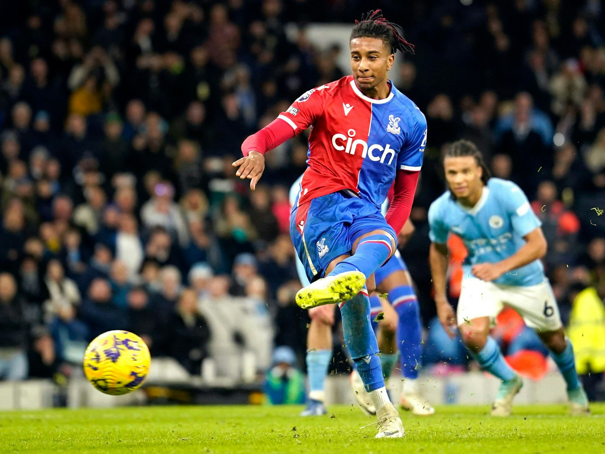 Michael Olise schießt einen Elfmeter.