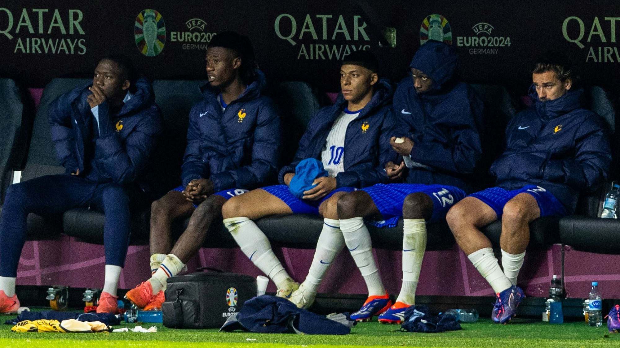 Antoine Griezmann sitzt neben seinen Teamkollegen auf der Bank.