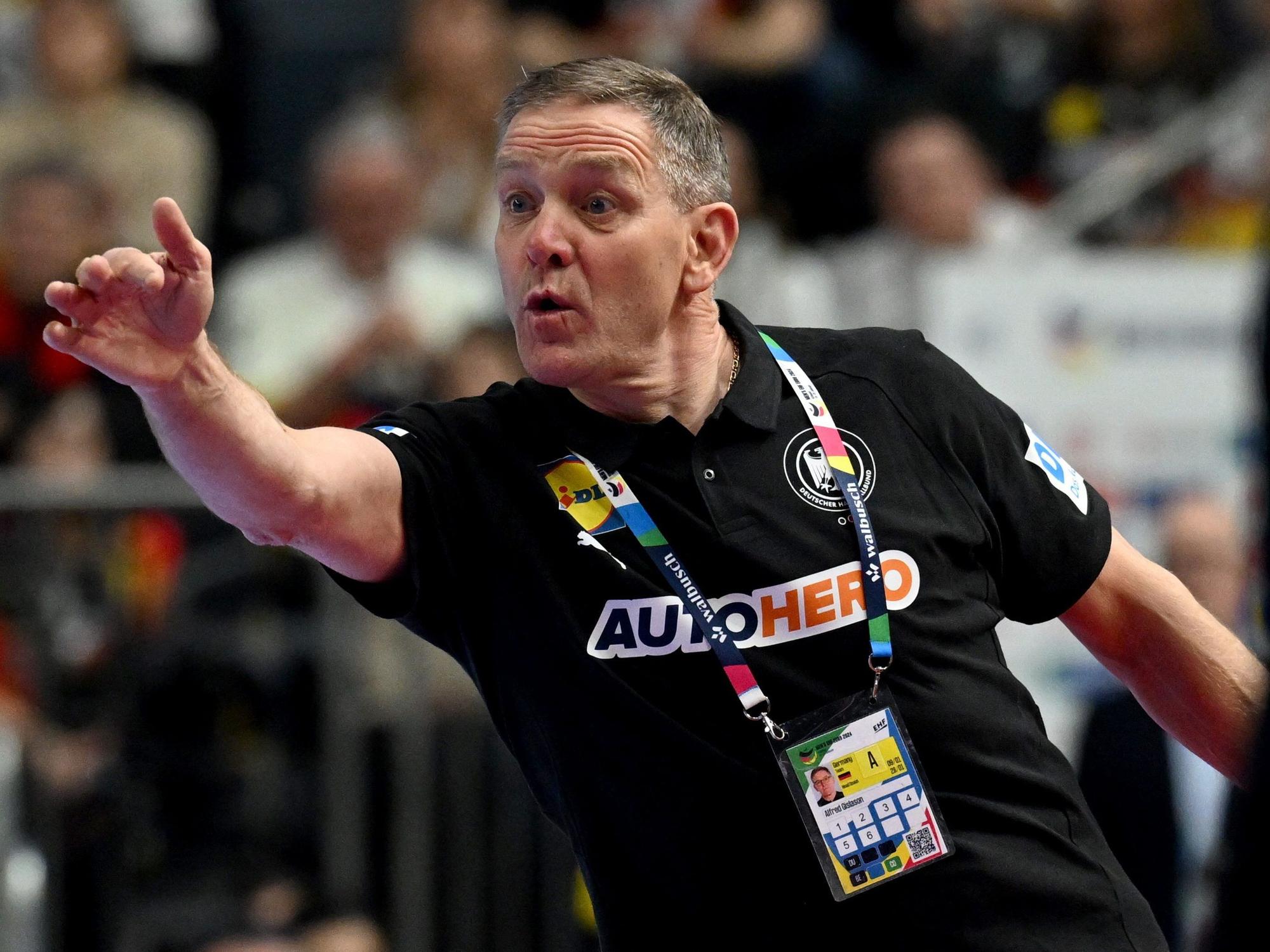 Deutschlands Trainer Alfred Gislason gibt taktische Anweisungen.