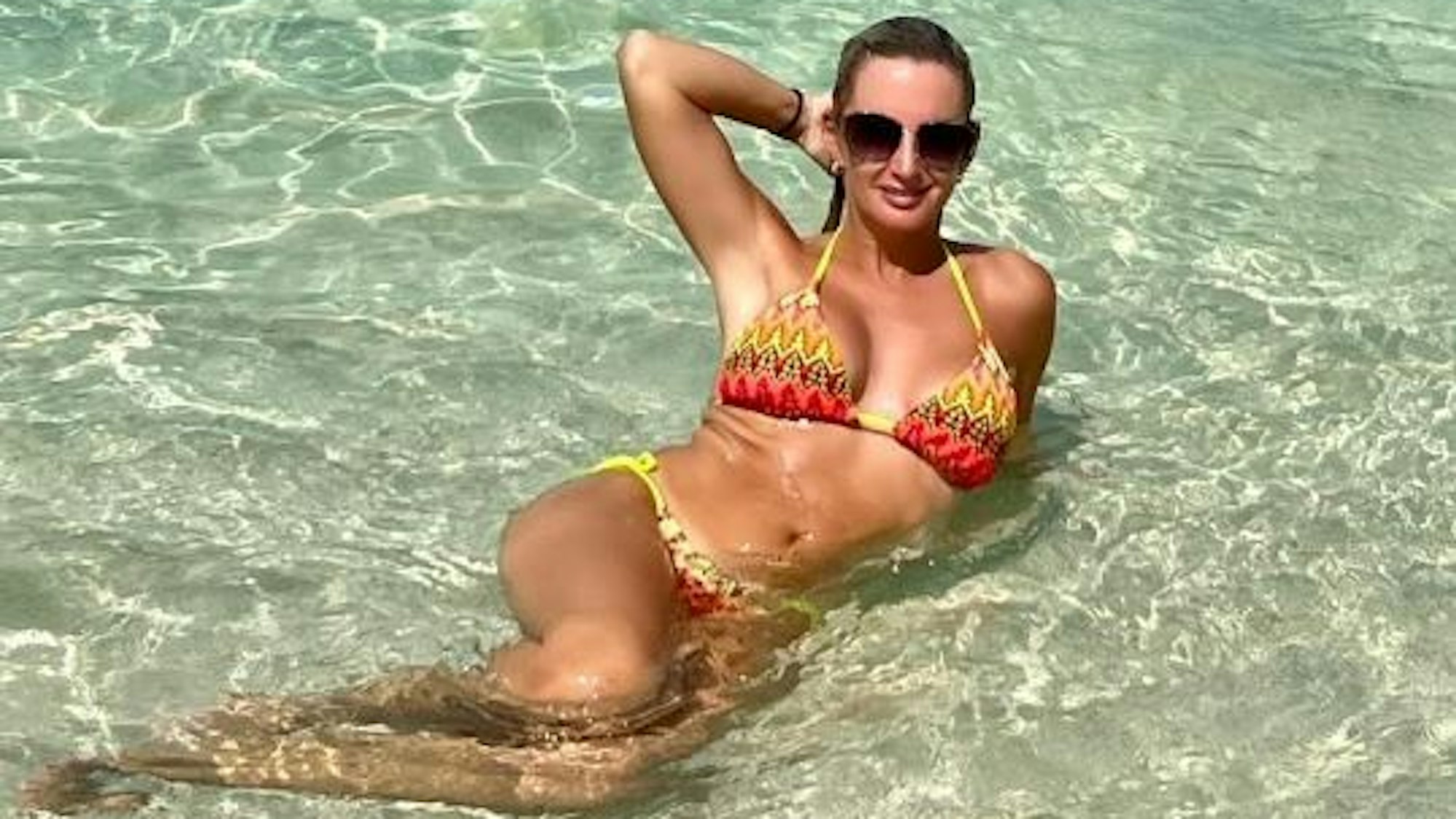 Peggy Jerofke liegt im Bikini im Meer.