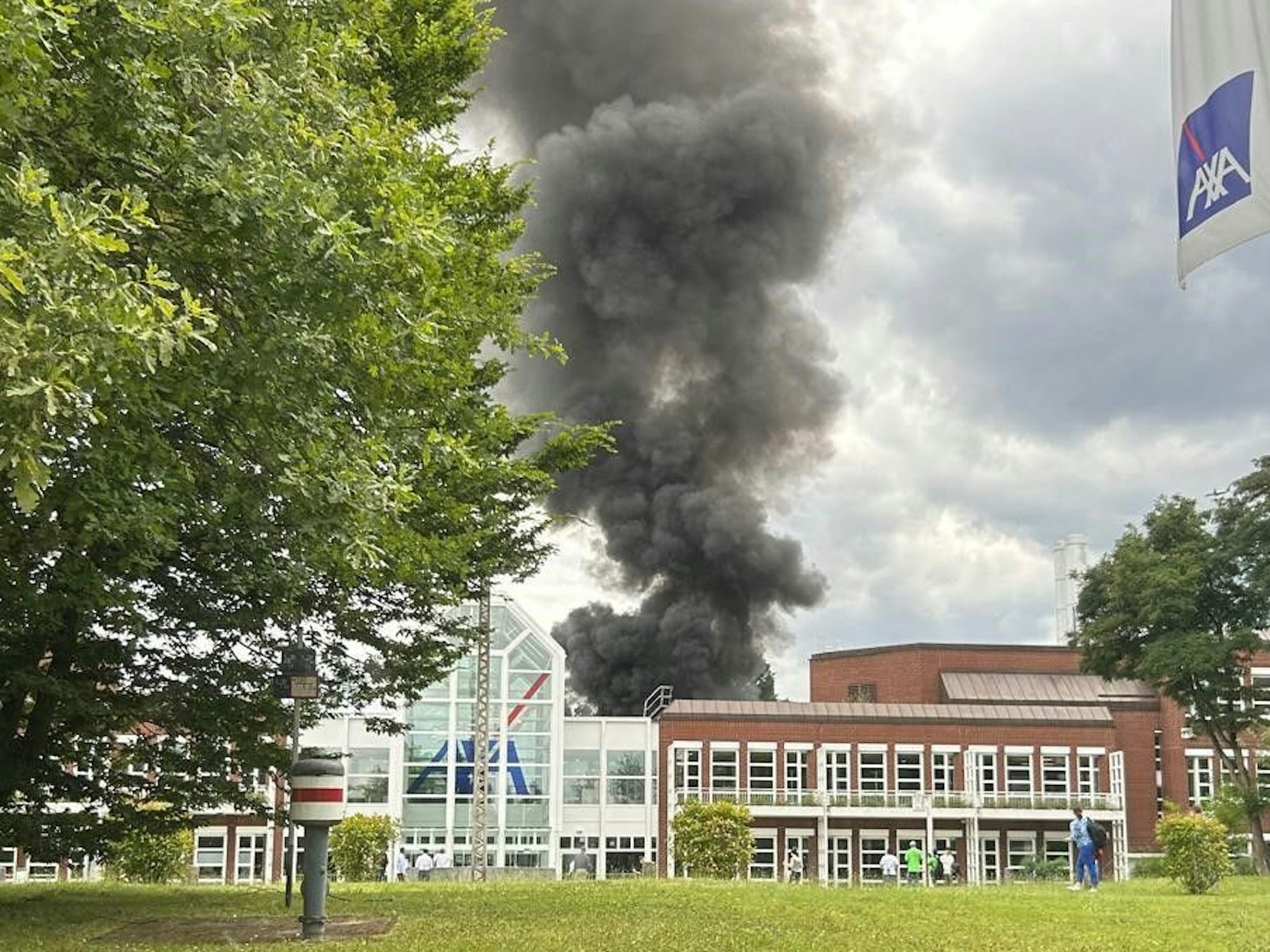 Dicker Rauch stieg am Montag (8. Juli 2024) über dem Gebäude der AXA-Versicherung auf.