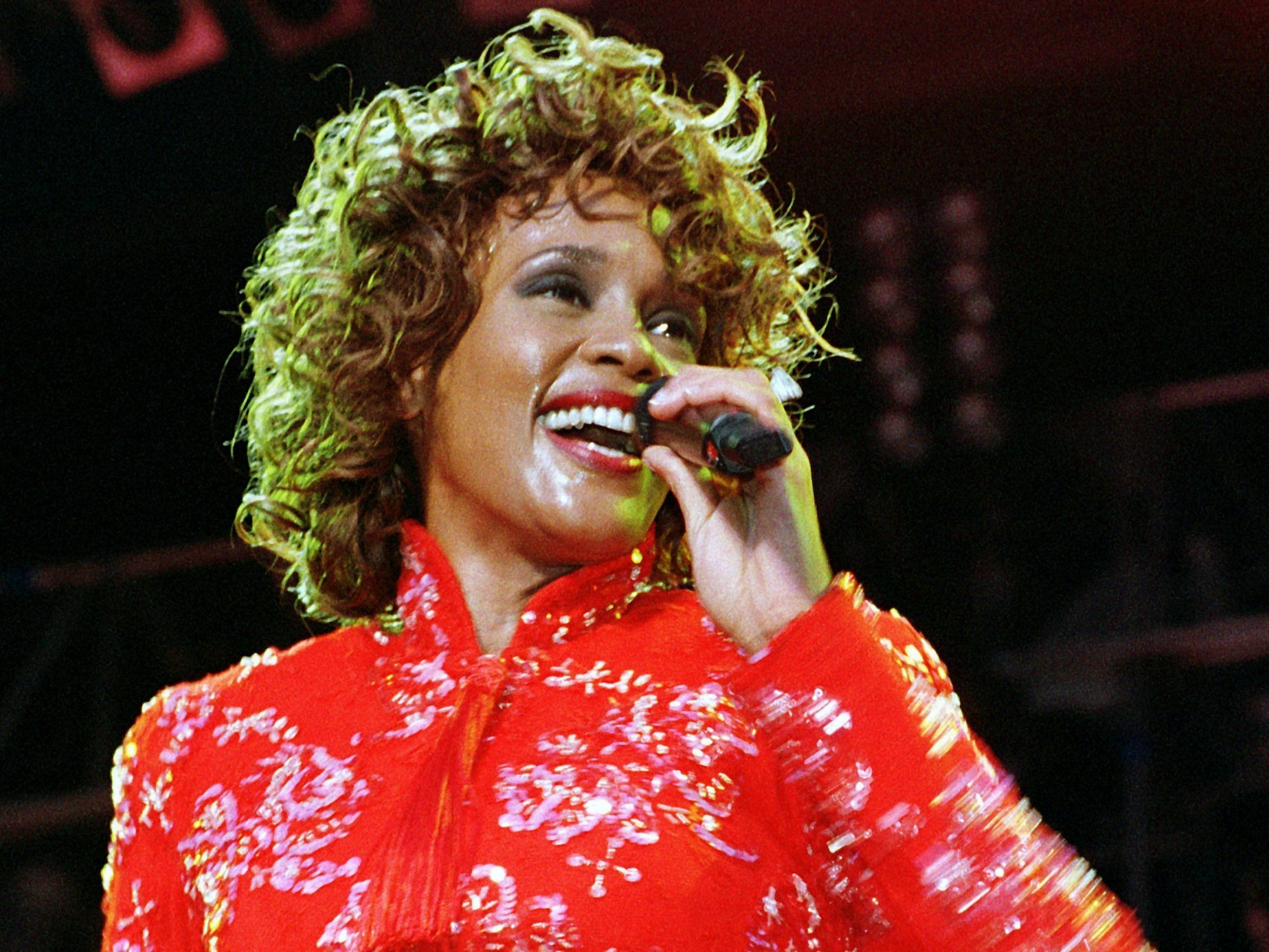 Soul-Diva Whitney Houston singt am 11.7.1998 bei ihrem Auftritt zugunsten des Kinderhilfswerks Unicef in Aschaffenburg.