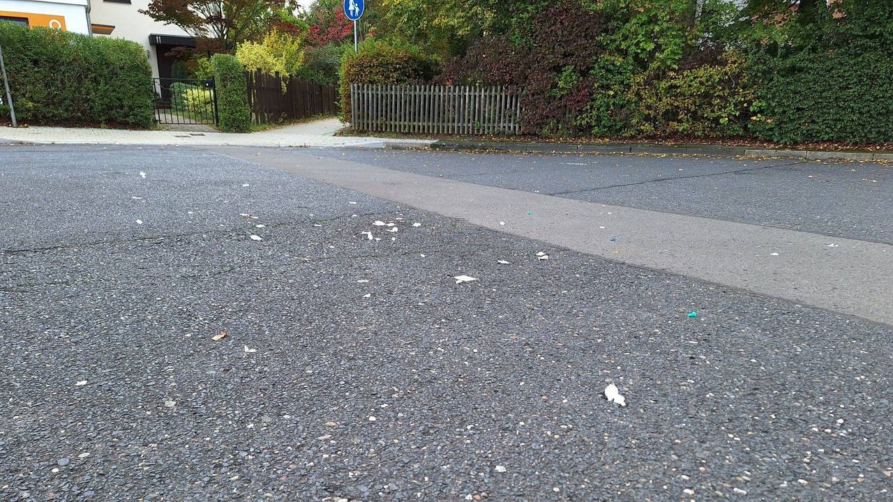 Ein Wendehammer in einer Straße, dahinter ist ein Zaun und ein Vorgarten zu sehen.