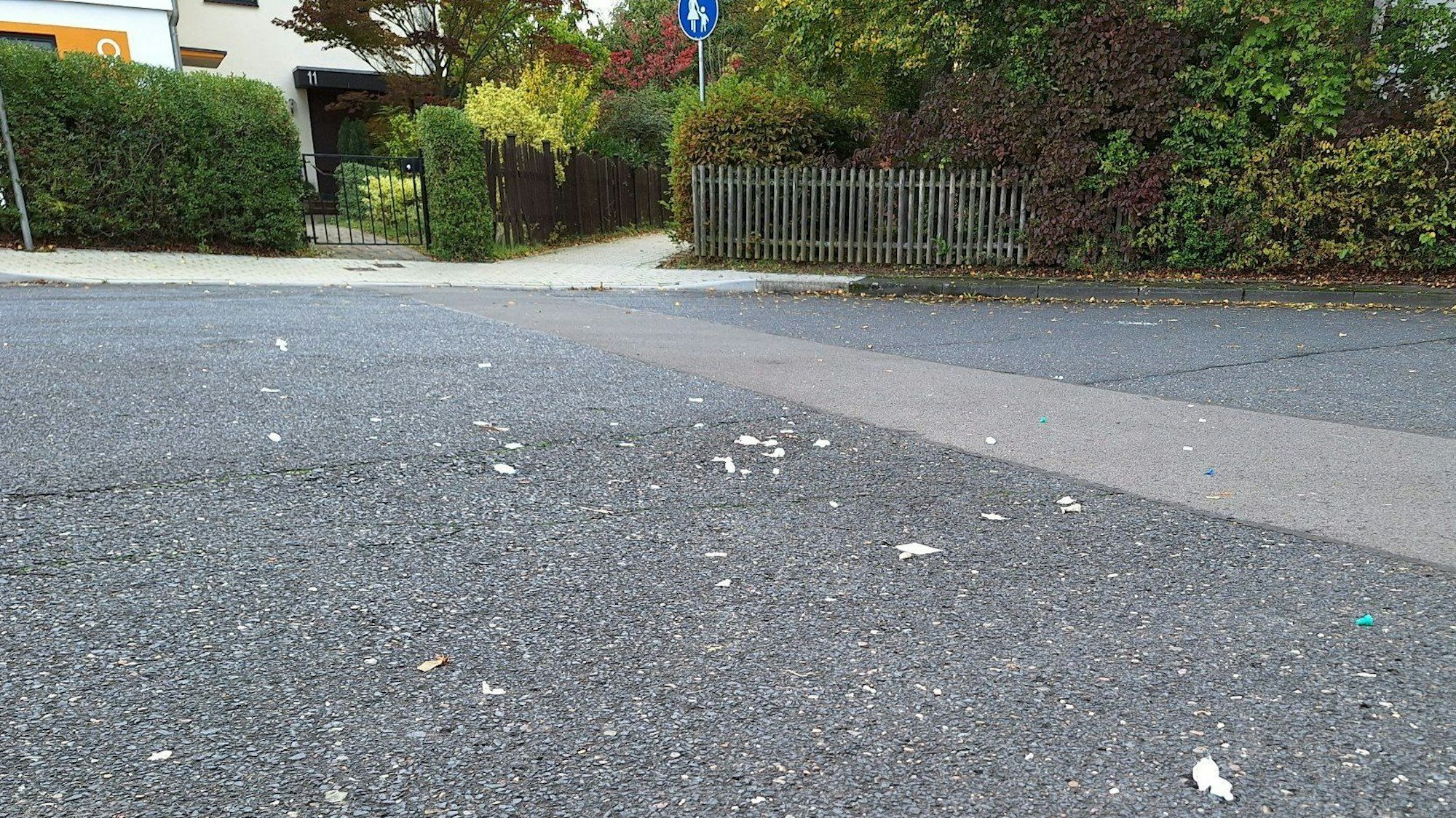 Ein Wendehammer in einer Straße, dahinter ist ein Zaun und ein Vorgarten zu sehen.