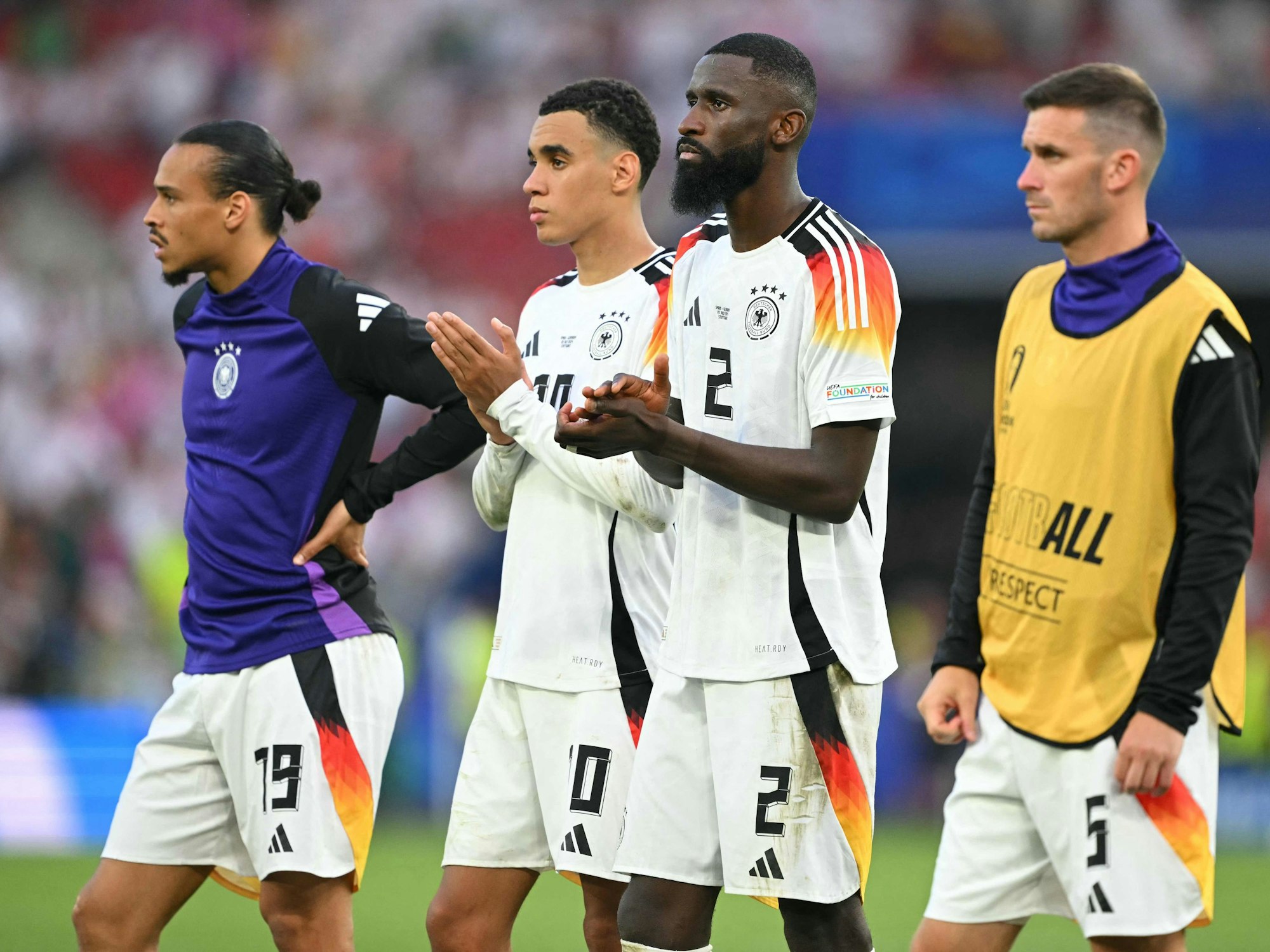 Leroy Sane, Jamal Musiala, Antonio Rüdiger und Pascal Groß reagieren enttäuscht.