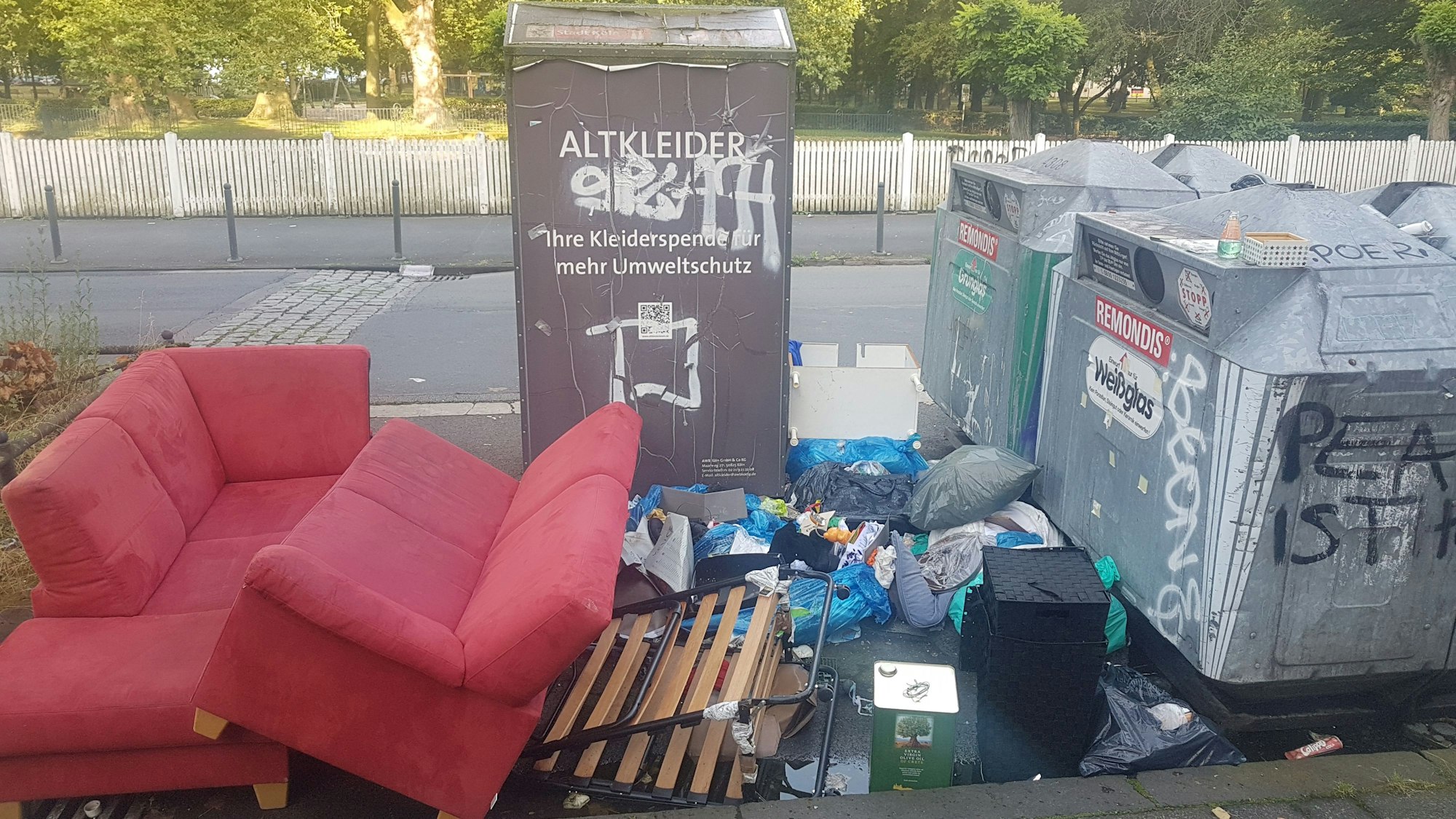 Müll steht an der Straße